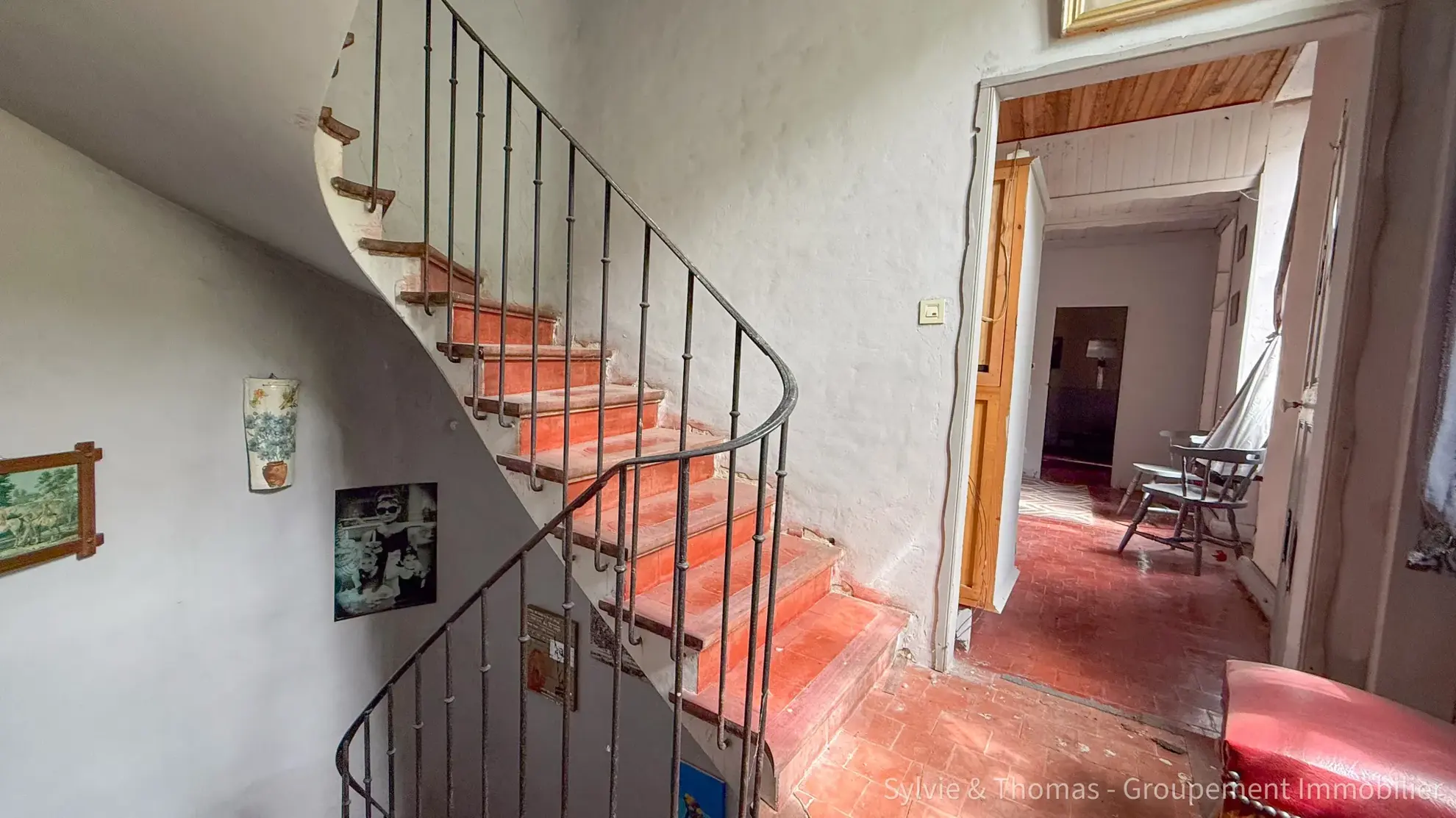 Maison de village à rénover à Caderousse de 117 m² avec cour et grands volumes 