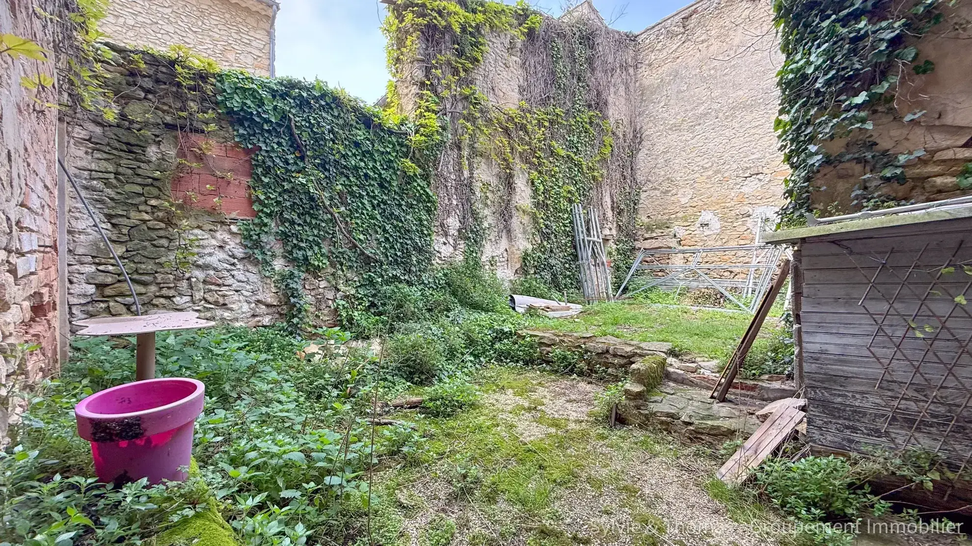 Maison de village à rénover à Caderousse de 117 m² avec cour et grands volumes 