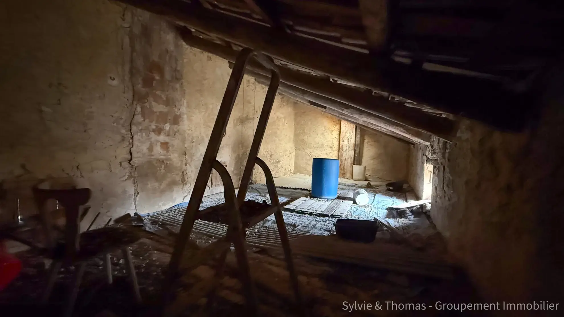 Maison de village à rénover à Caderousse de 117 m² avec cour et grands volumes 