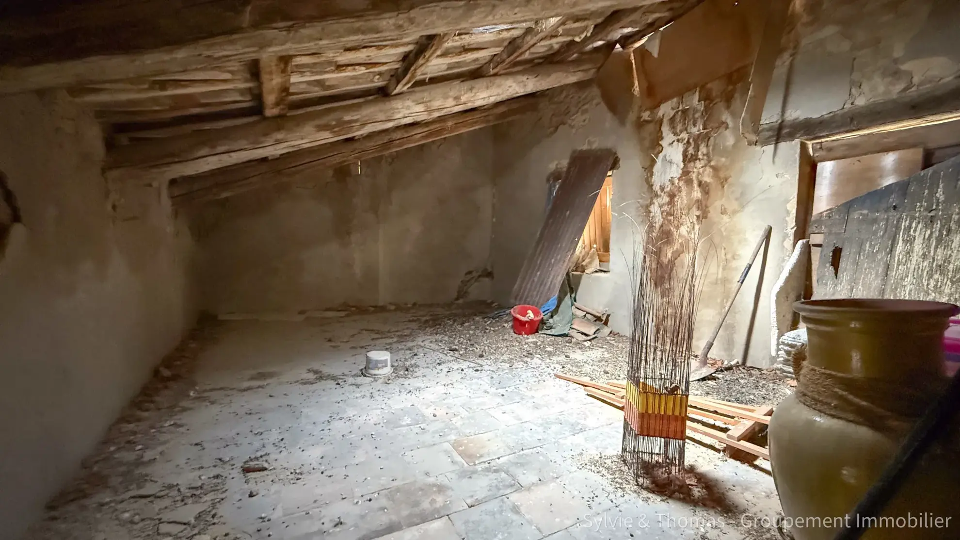 Maison de village à rénover à Caderousse de 117 m² avec cour et grands volumes 