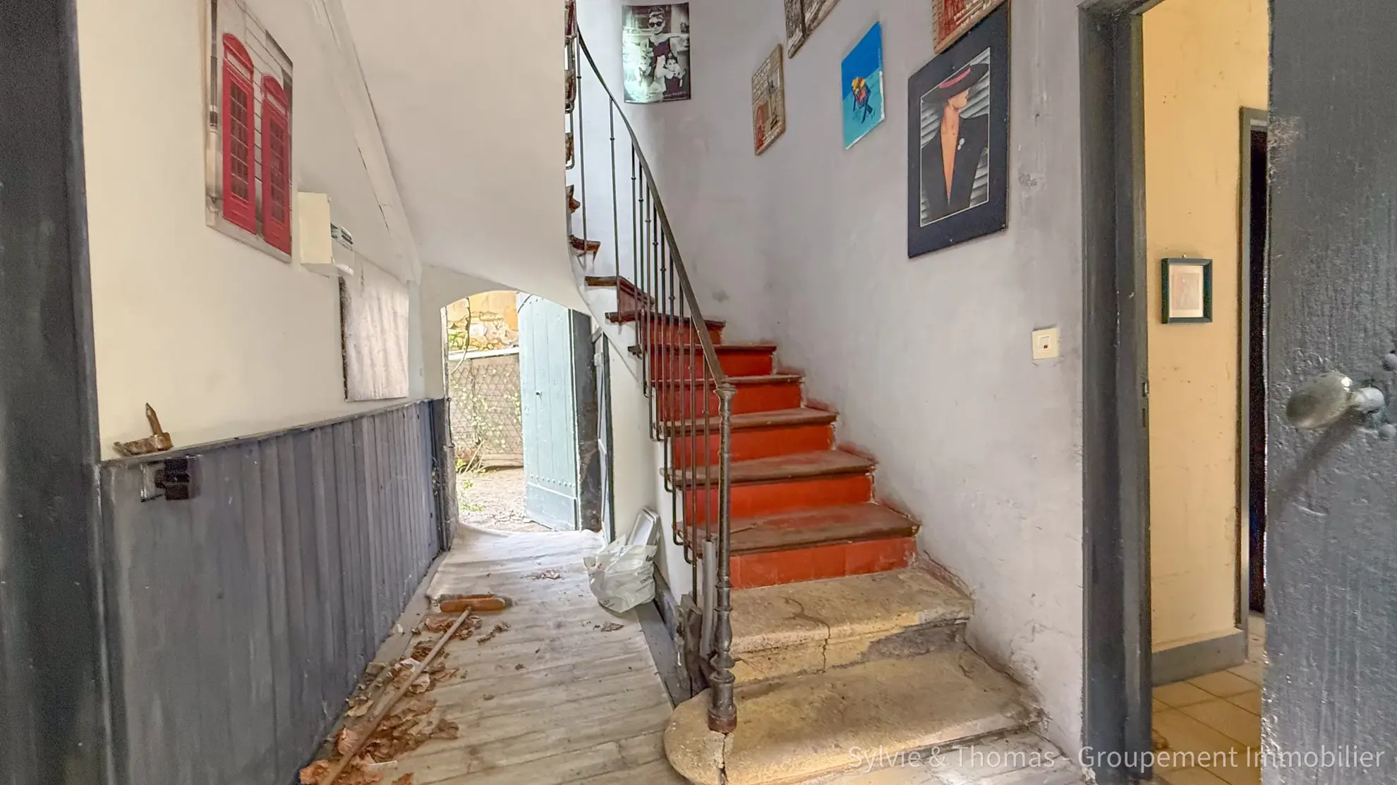 Maison de village à rénover à Caderousse de 117 m² avec cour et grands volumes 