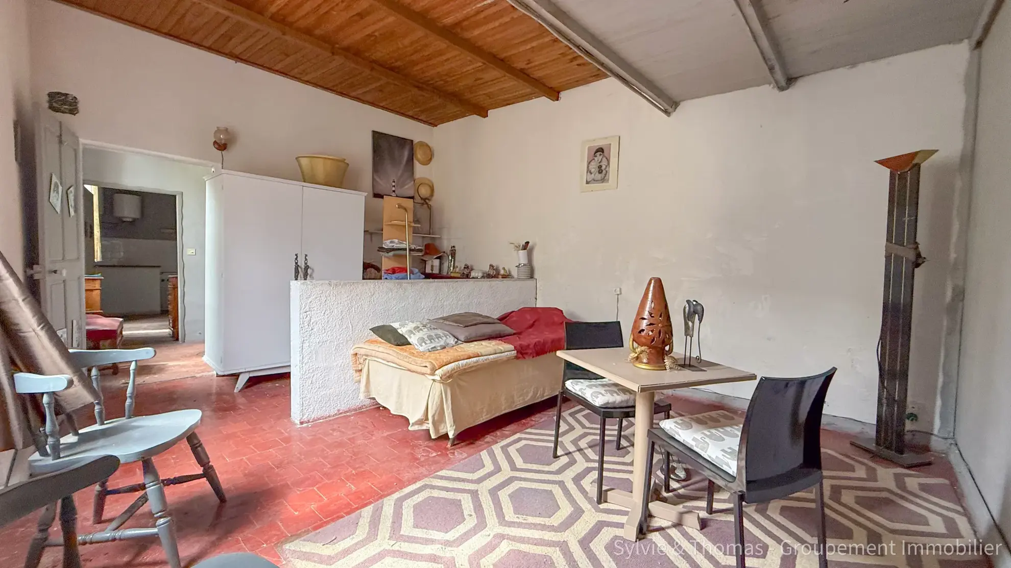 Maison de village à rénover à Caderousse de 117 m² avec cour et grands volumes 