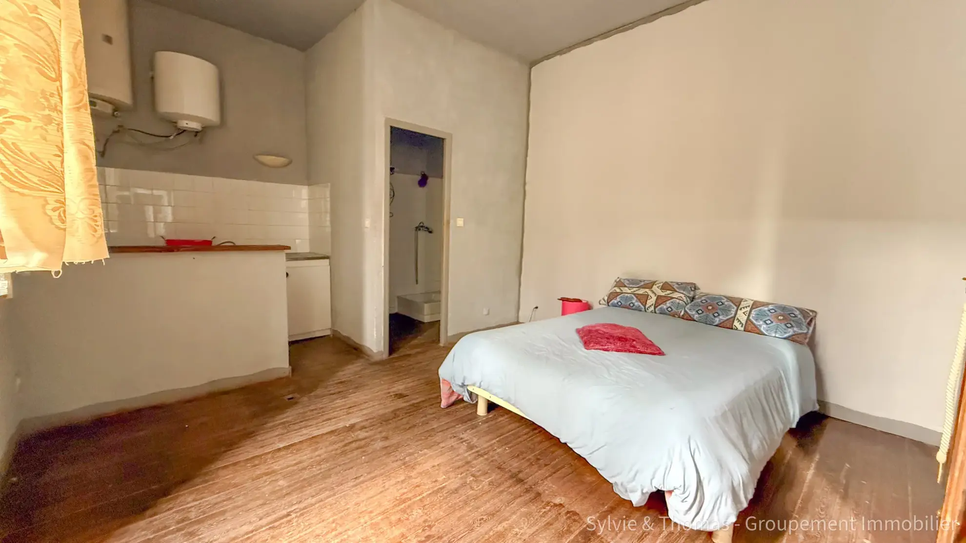 Maison de village à rénover à Caderousse de 117 m² avec cour et grands volumes 