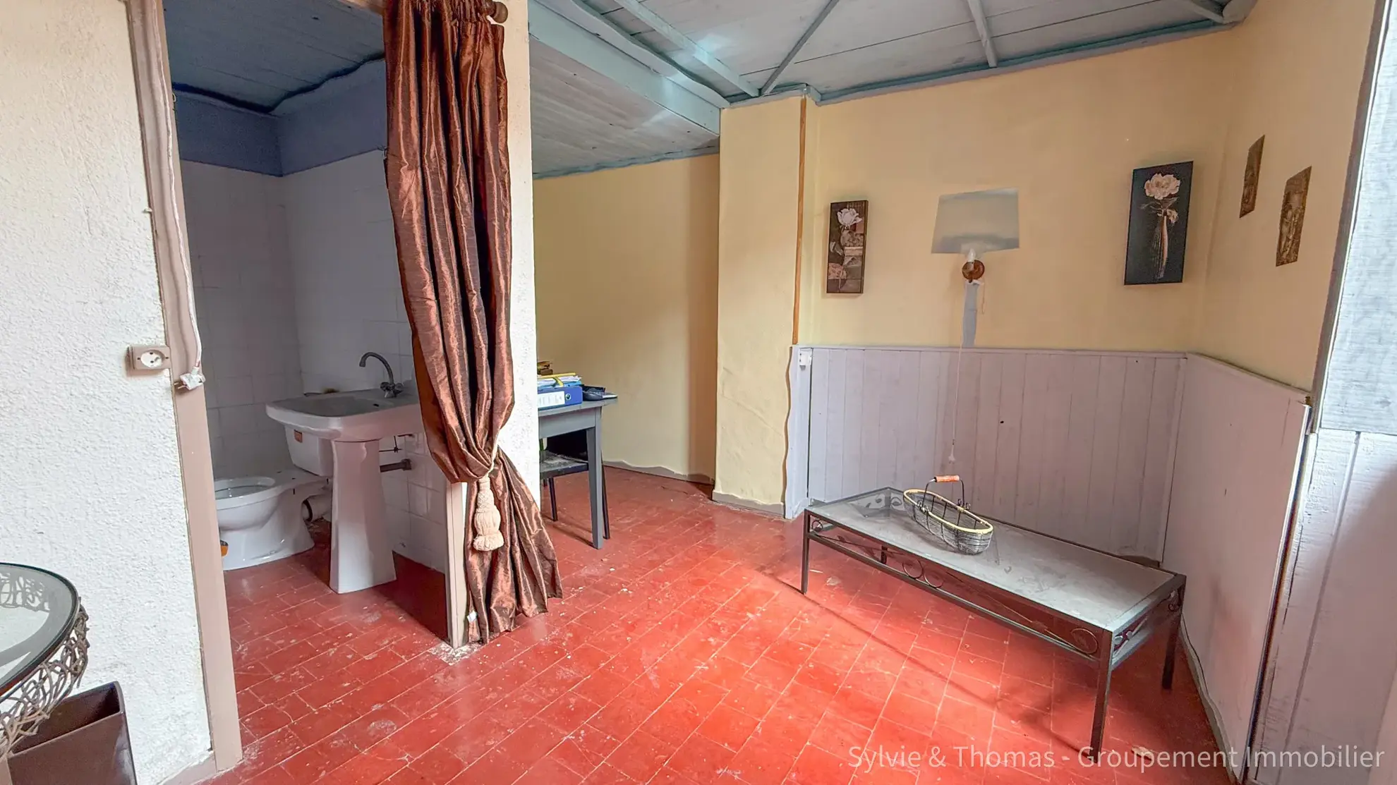 Maison de village à rénover à Caderousse de 117 m² avec cour et grands volumes 