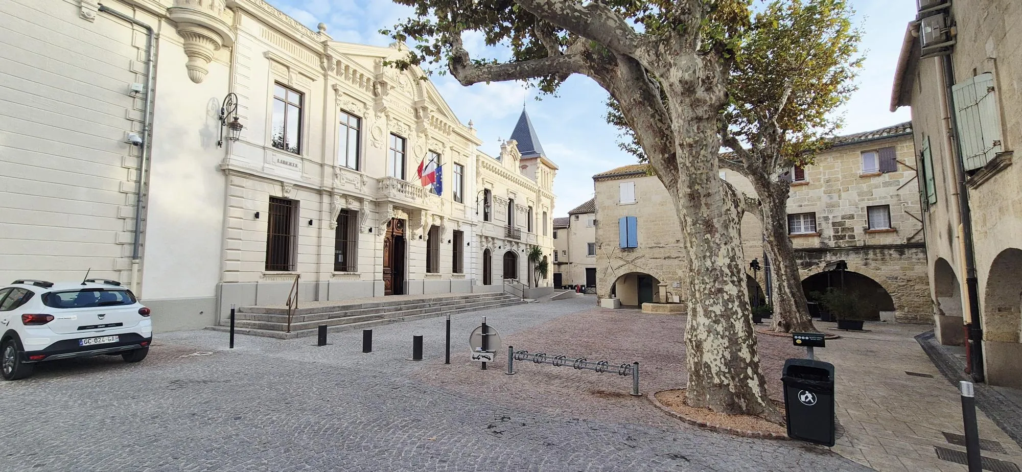Local commercial de 64,13 m² avec vitrine à Aimargues, proche mairie 