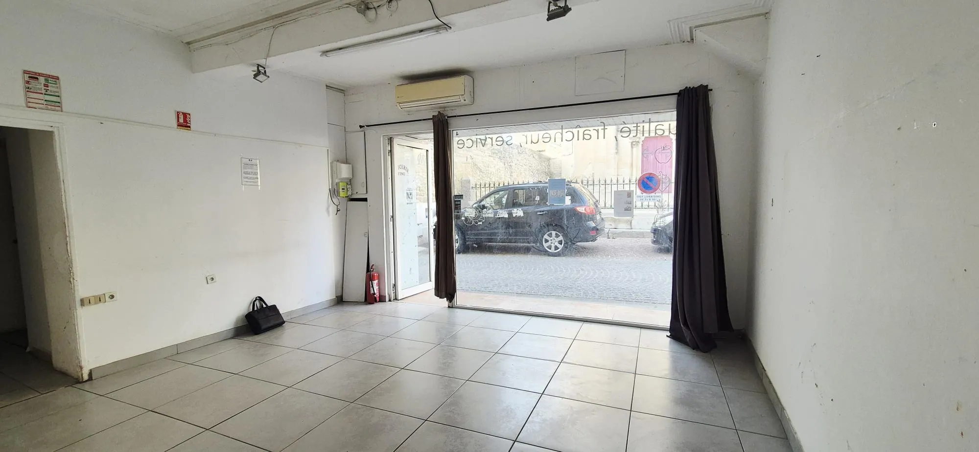 Local commercial de 64,13 m² avec vitrine à Aimargues, proche mairie 
