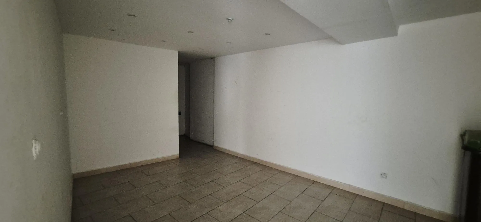 Local commercial de 64,13 m² avec vitrine à Aimargues, proche mairie 