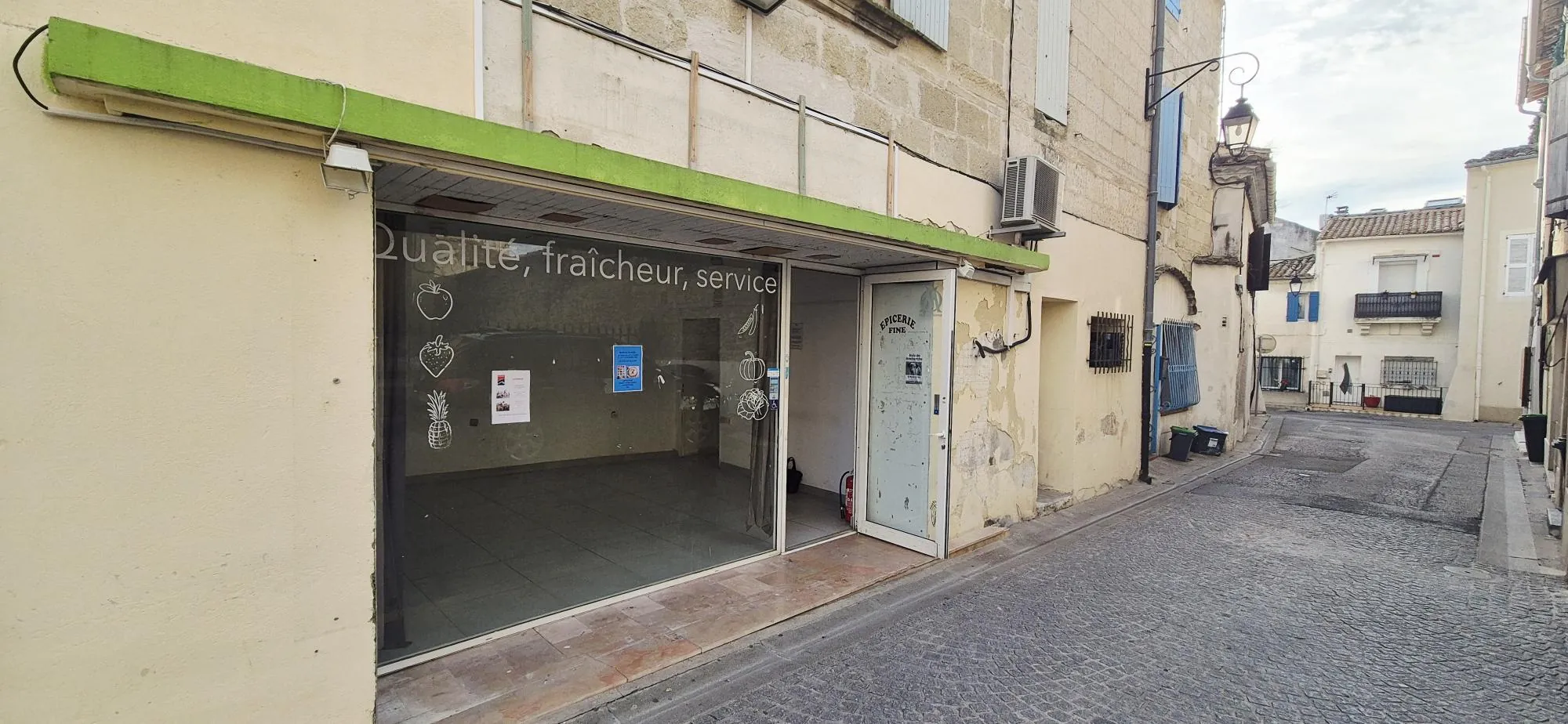 Local commercial de 64,13 m² avec vitrine à Aimargues, proche mairie 