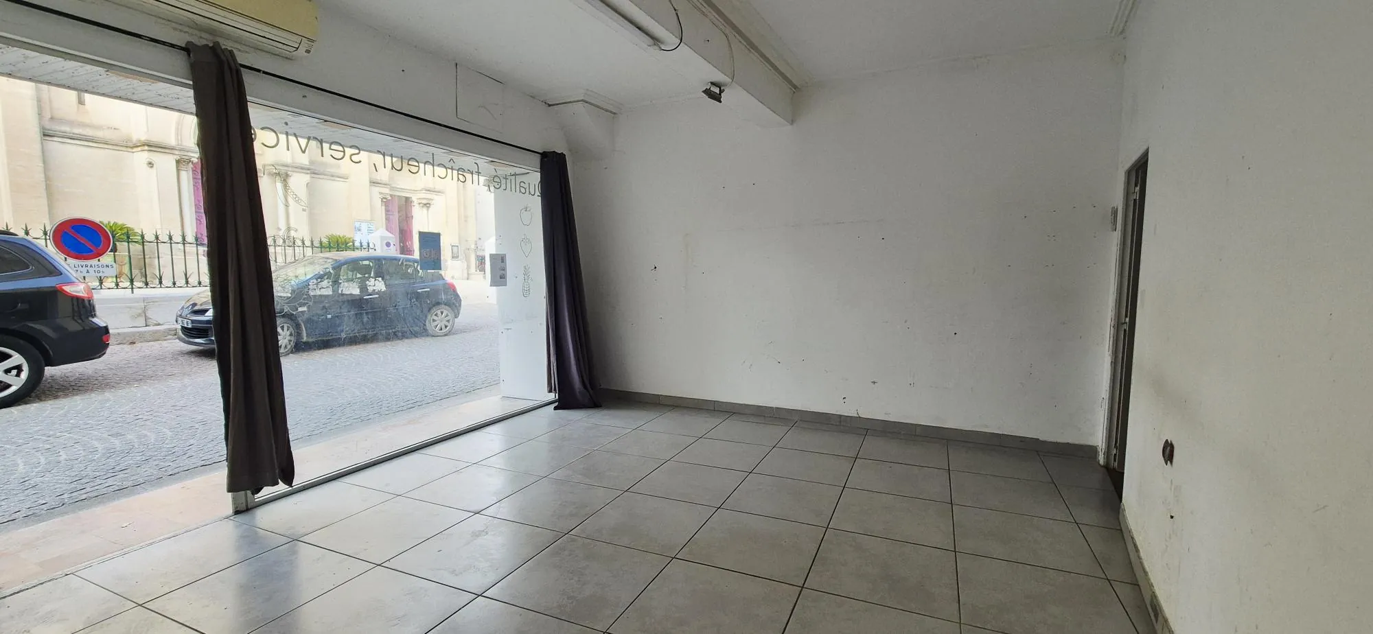 Local commercial de 64,13 m² avec vitrine à Aimargues, proche mairie 