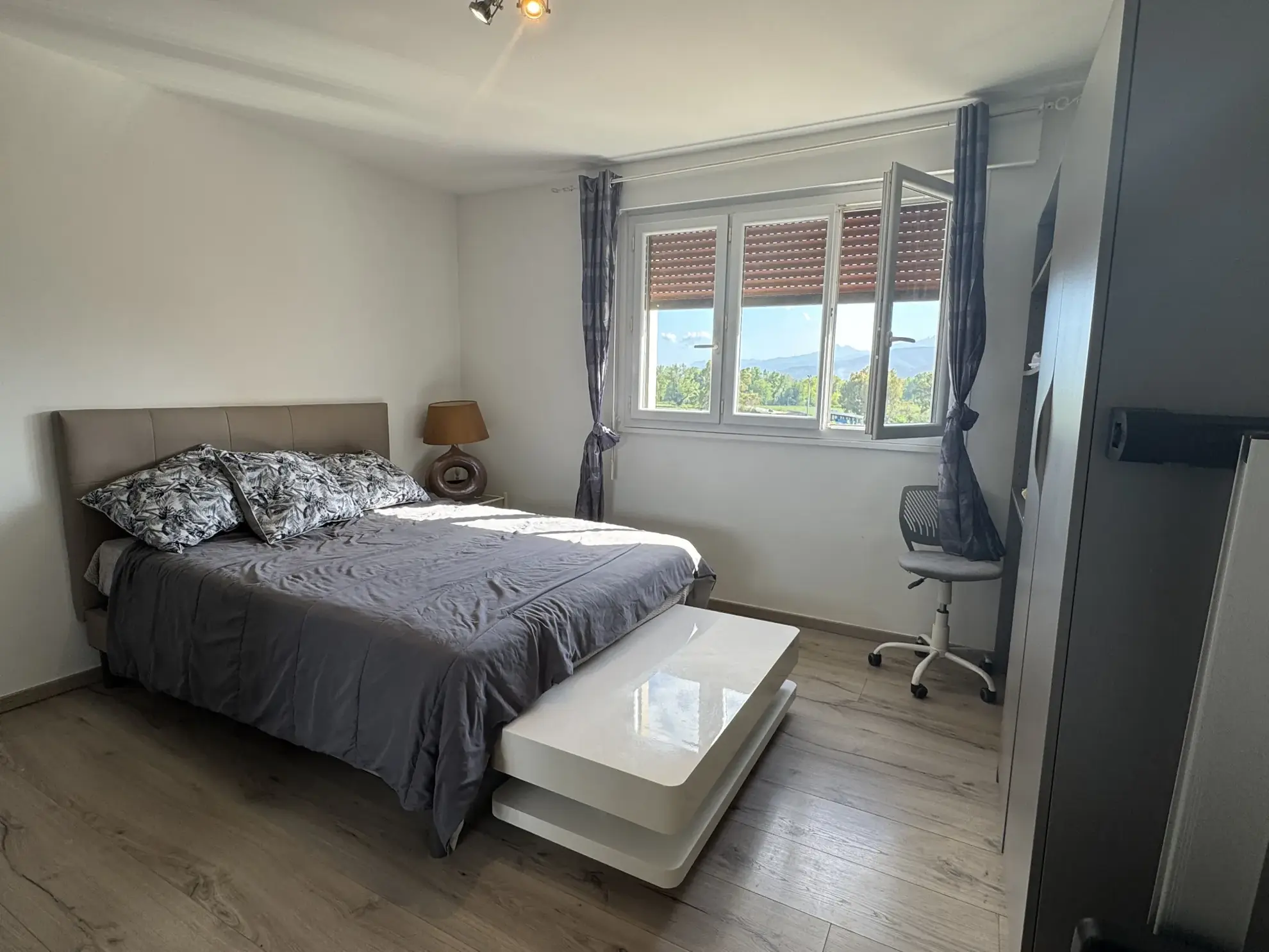 Appartement T4 lumineux à Ghisonaccia avec terrasse et potentiel de transformation 