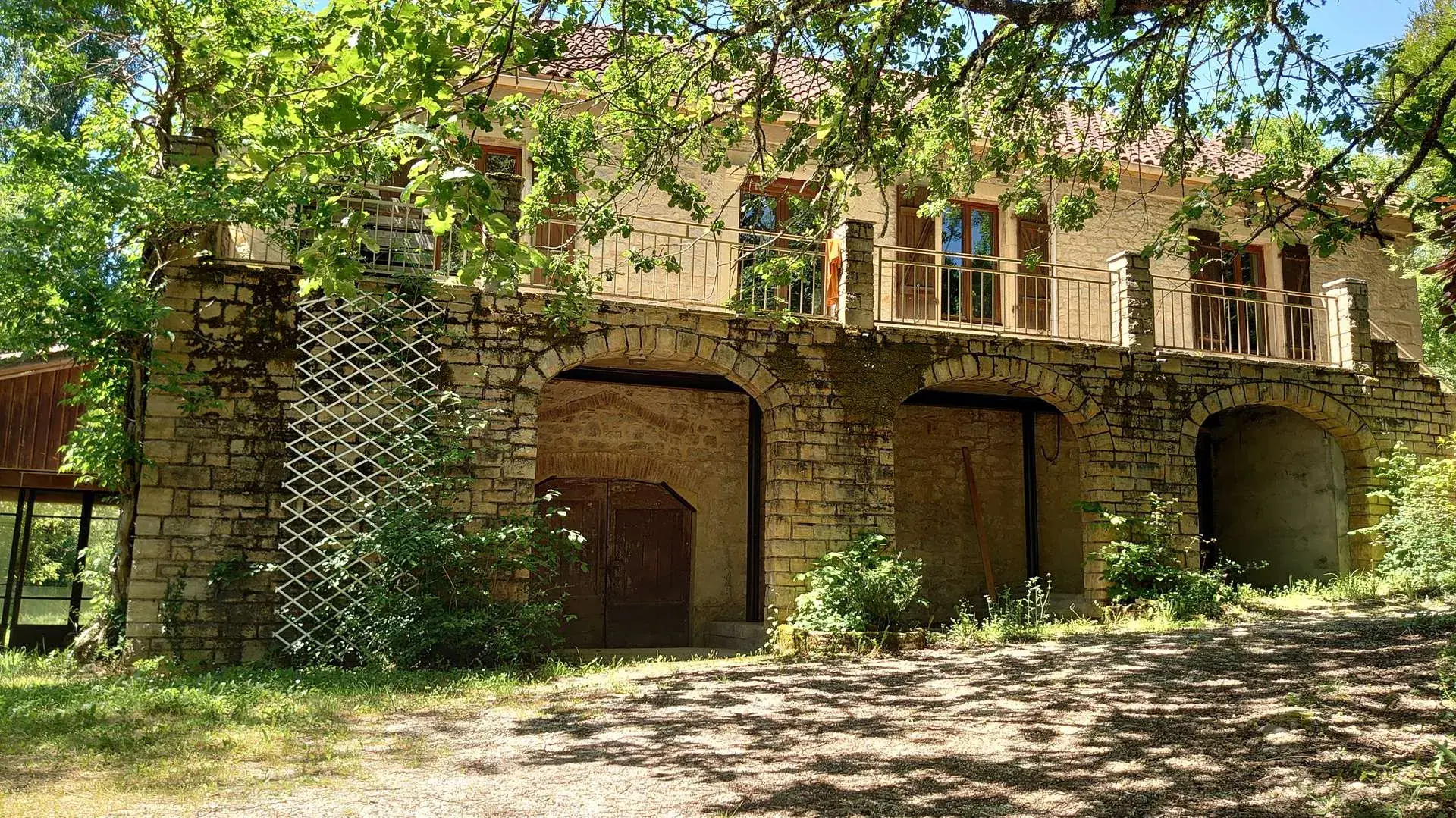 Charmante maison en pierre rénovée avec terrain arboré à Boissières, Cahors à 20 min