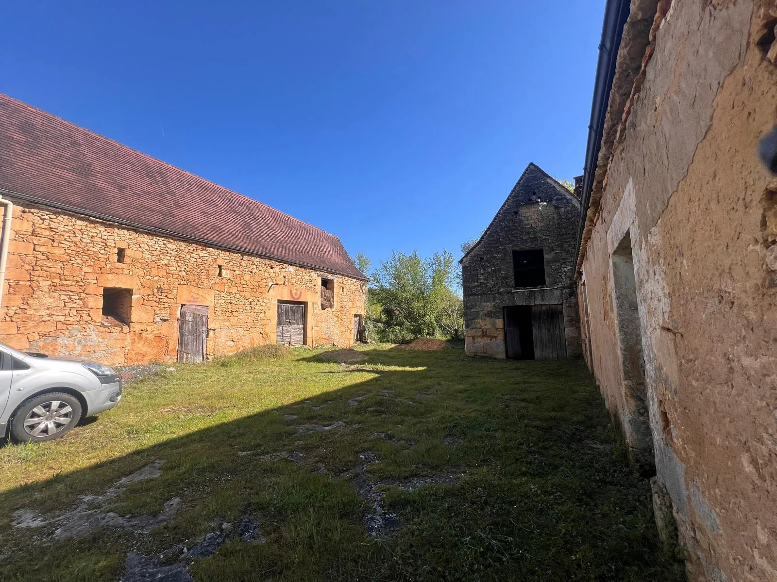 Corps de ferme à rénover près de Sarlat en Dordogne – Potentiel 180 m² 