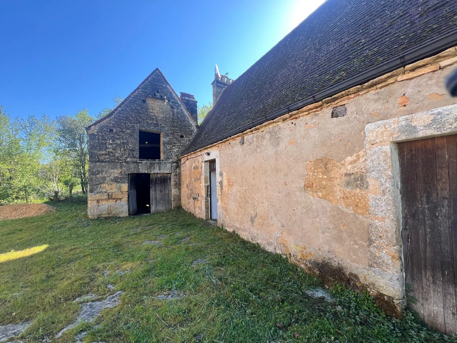 Corps de ferme à rénover près de Sarlat en Dordogne – Potentiel 180 m² 