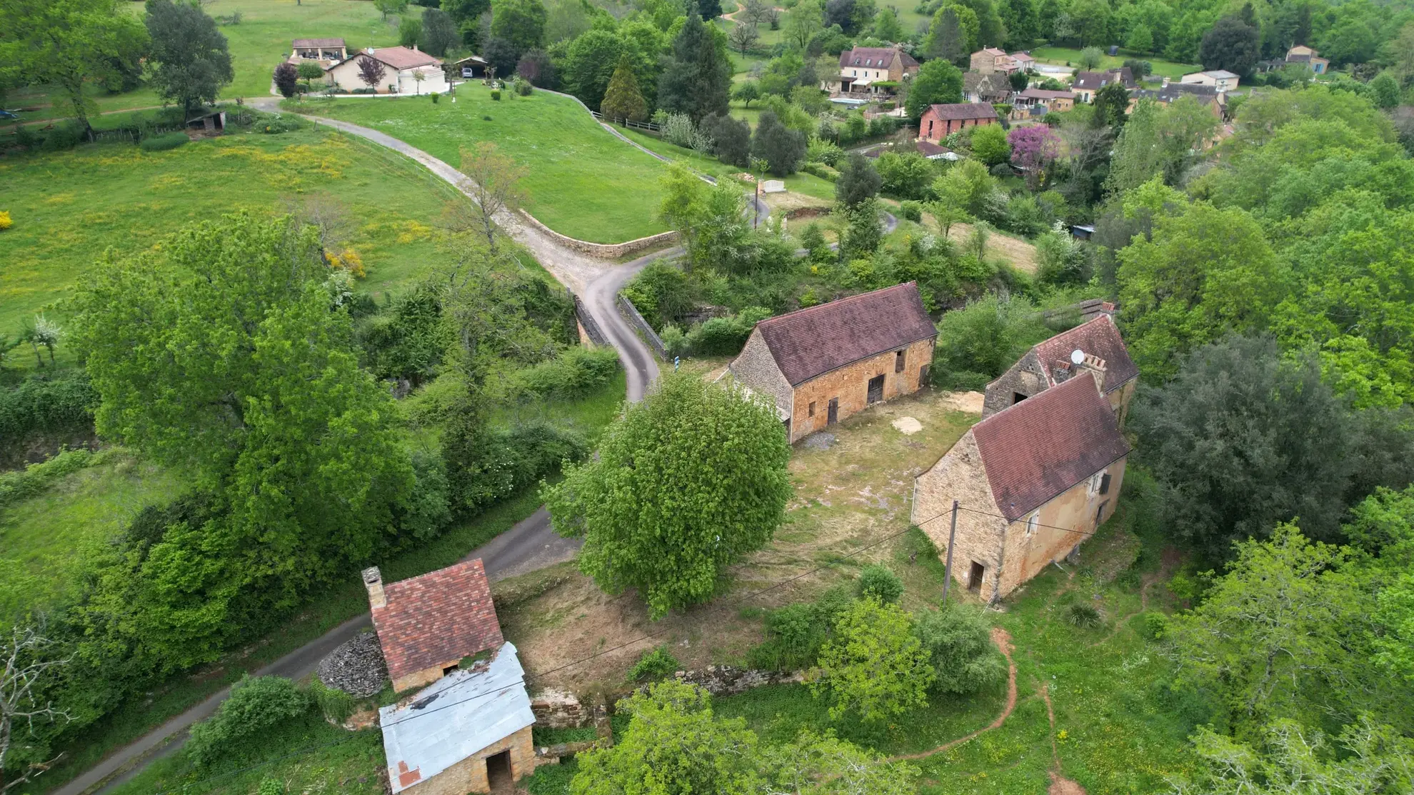 Corps de ferme à rénover près de Sarlat en Dordogne – Potentiel 180 m² 