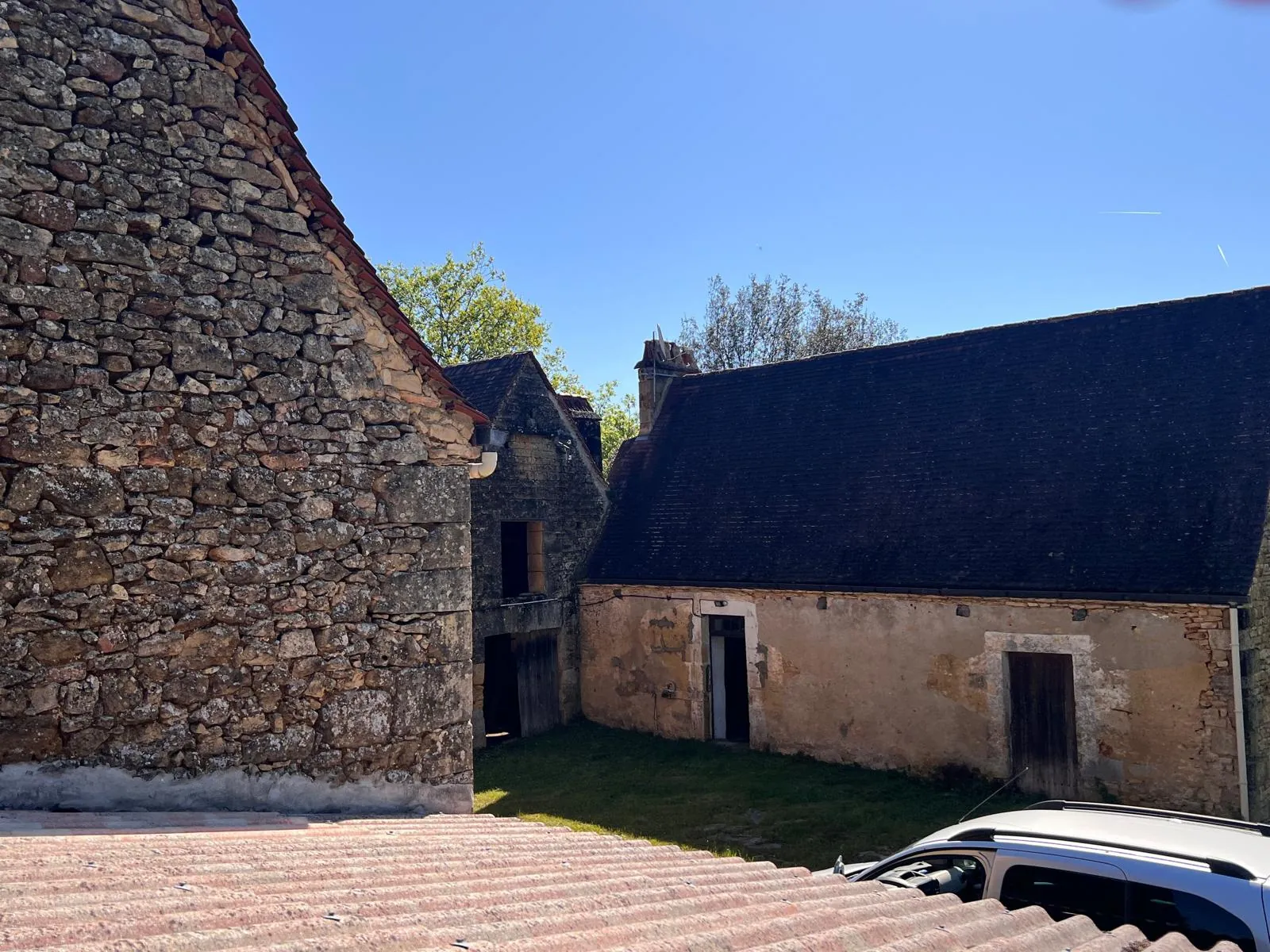 Corps de ferme à rénover près de Sarlat en Dordogne – Potentiel 180 m² 