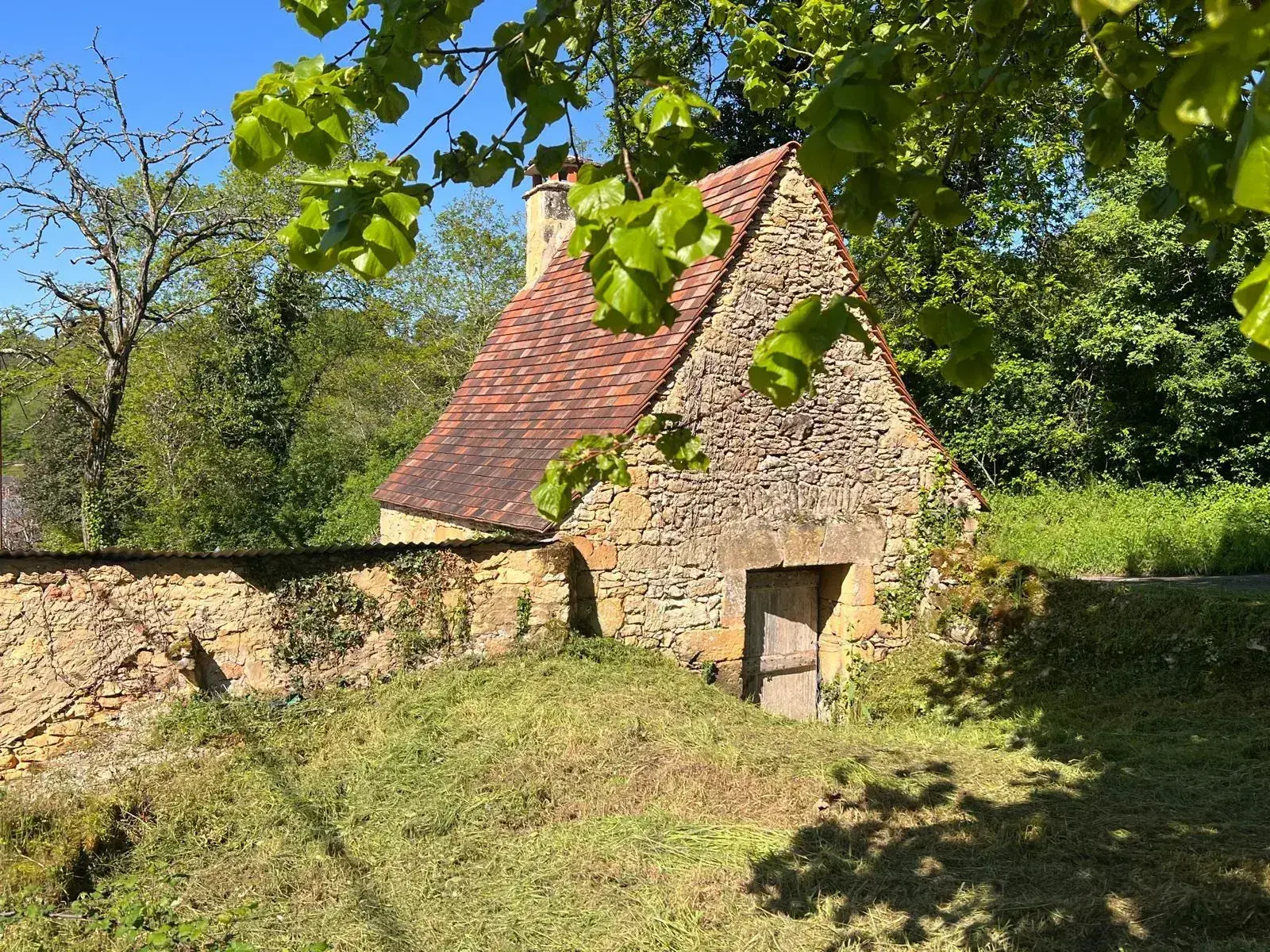 Corps de ferme à rénover près de Sarlat en Dordogne – Potentiel 180 m² 