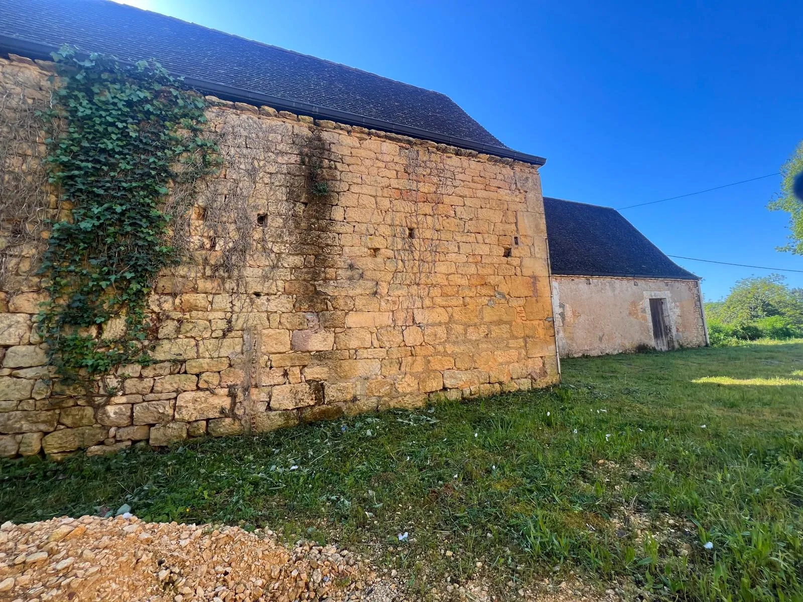 Corps de ferme à rénover près de Sarlat en Dordogne – Potentiel 180 m² 