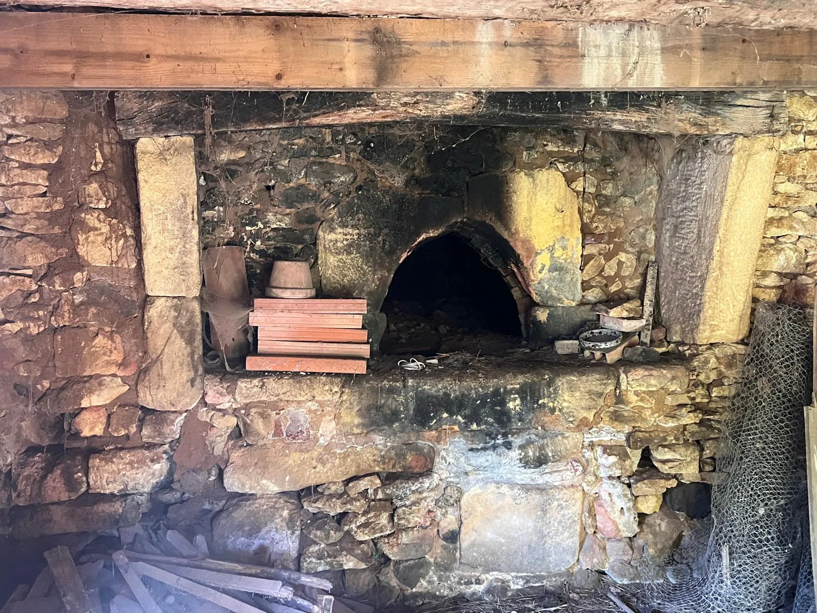 Corps de ferme à rénover près de Sarlat en Dordogne – Potentiel 180 m² 