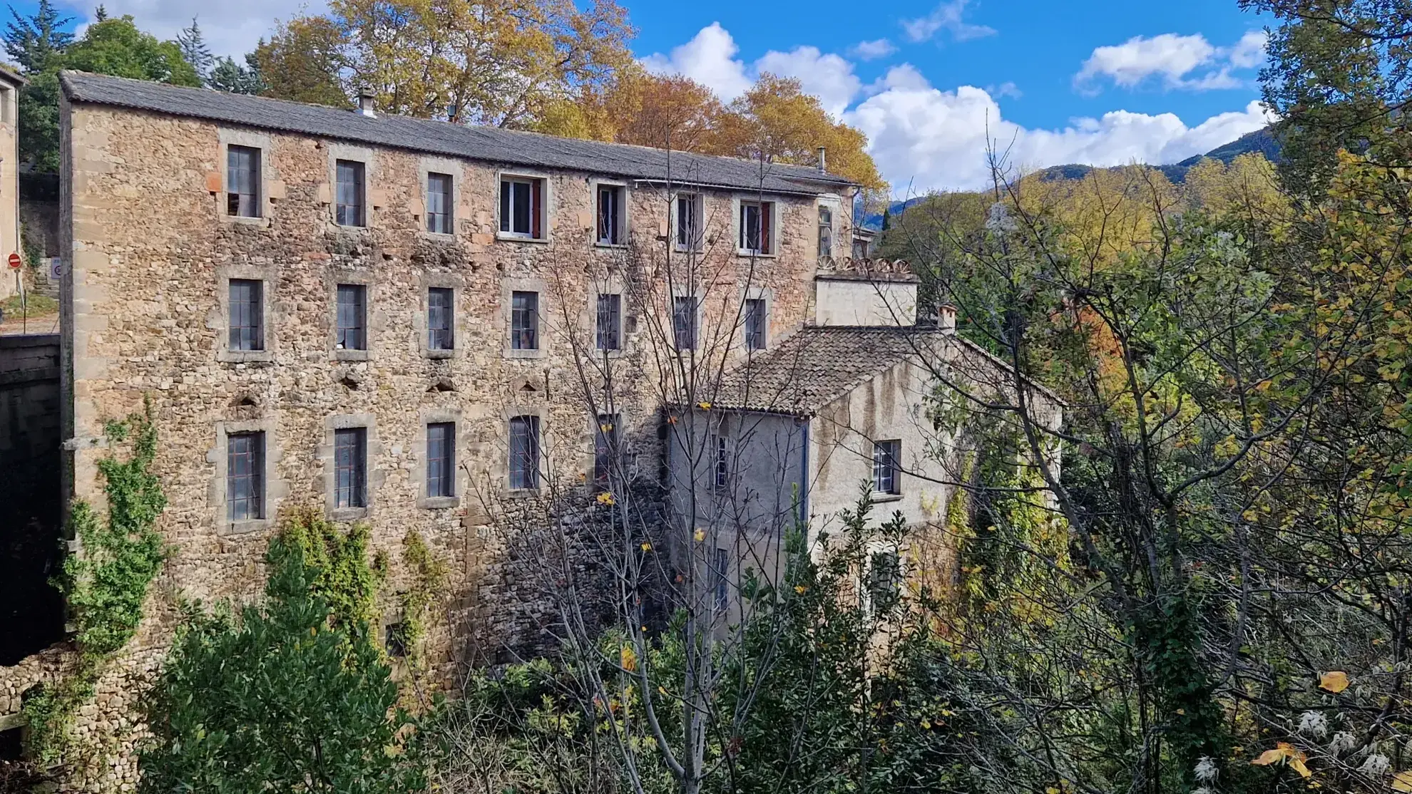Ensemble immobilier en pierre à vendre proche Lodève, 995 m² avec terrain de 3008 m² 