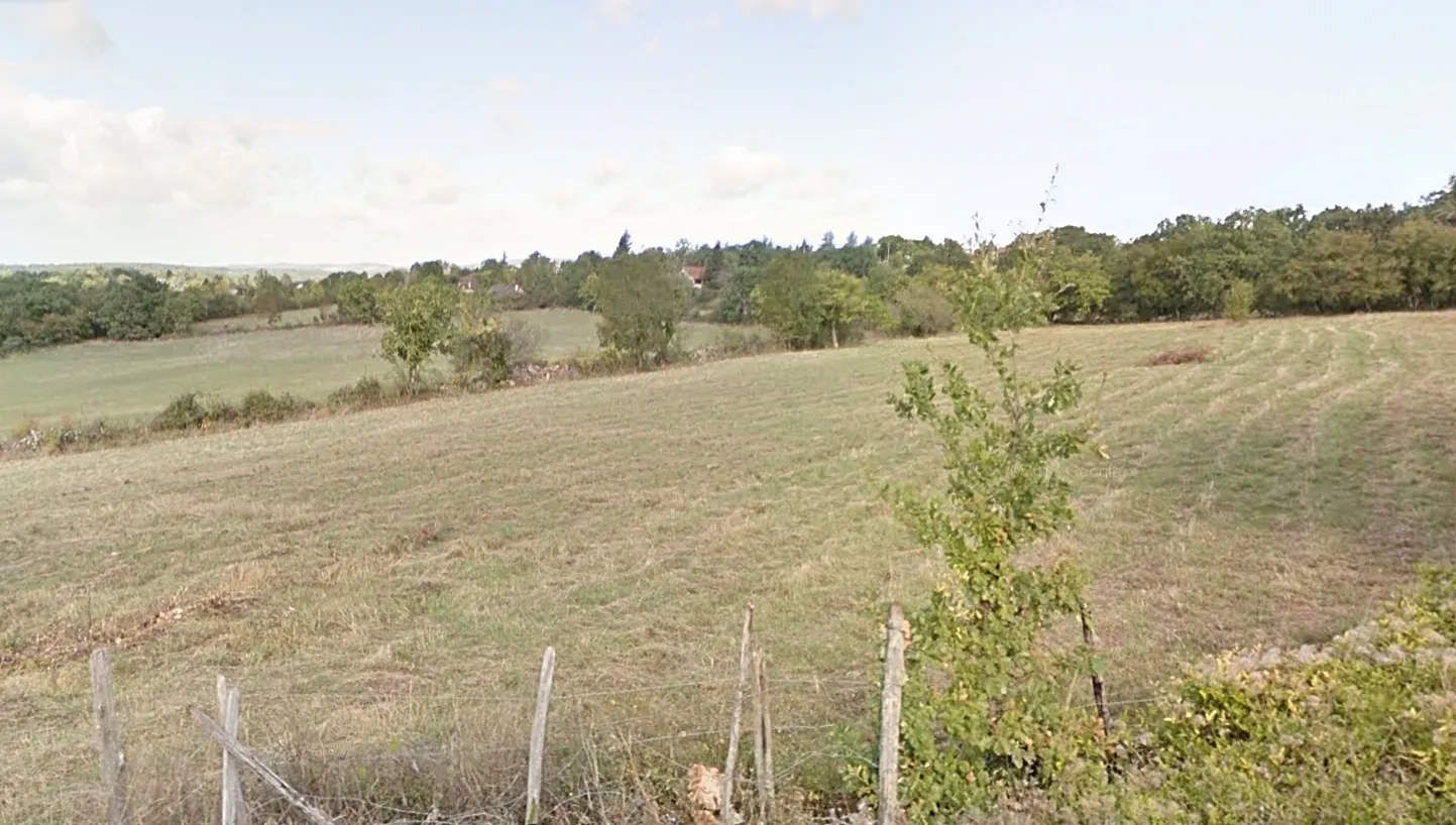 Terrain constructible de 4444 m2 à Montsales avec permis de construire