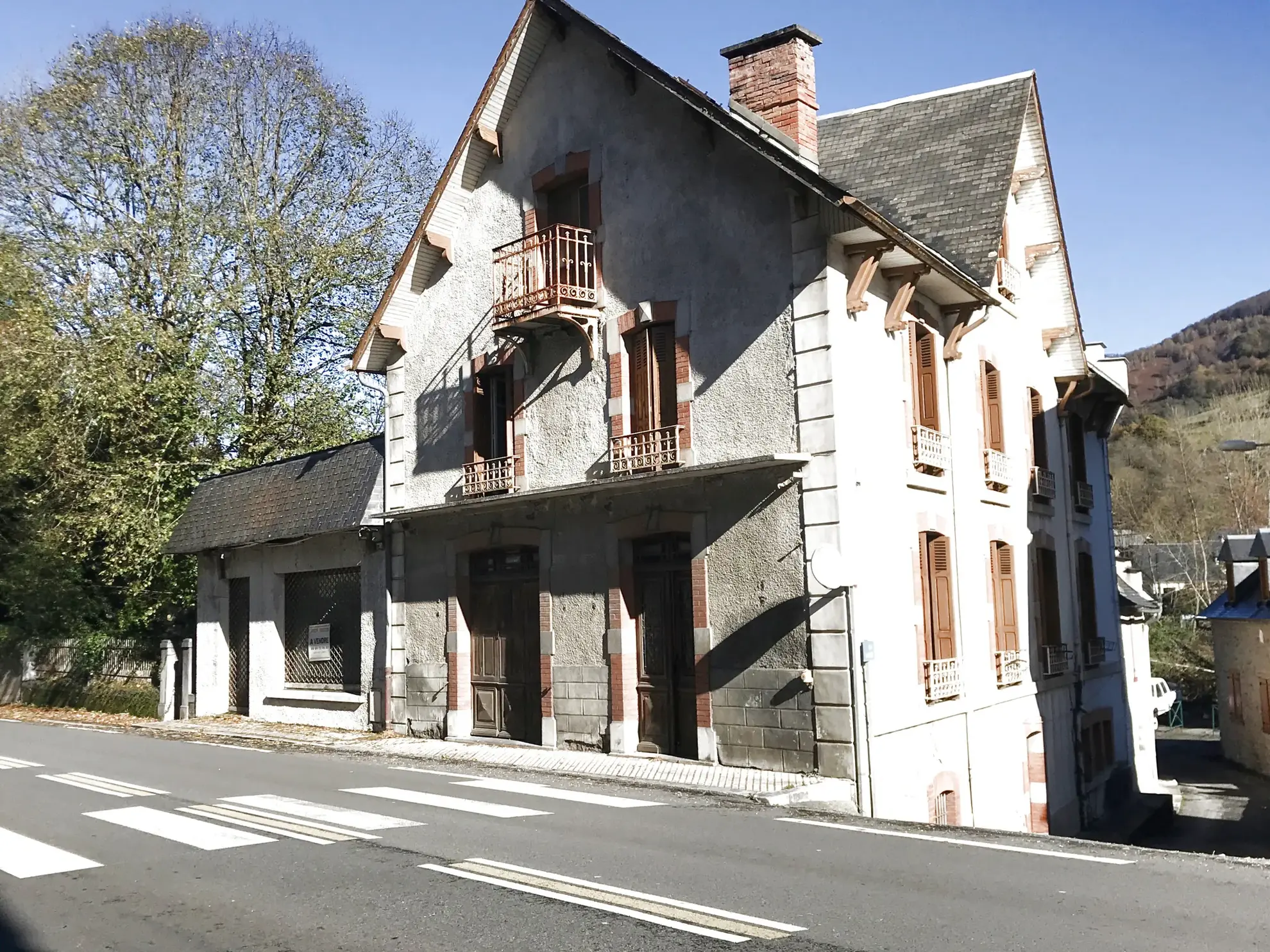 Maison avec commerce, jardin et caves à Sarrancolin, vallée d’Aure