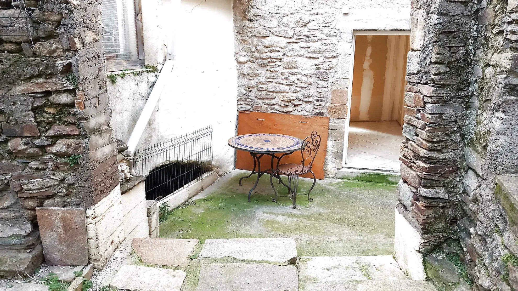 Maison de village en pierre avec terrasse à Saint Gervais sur Mare - Opportunité à saisir 