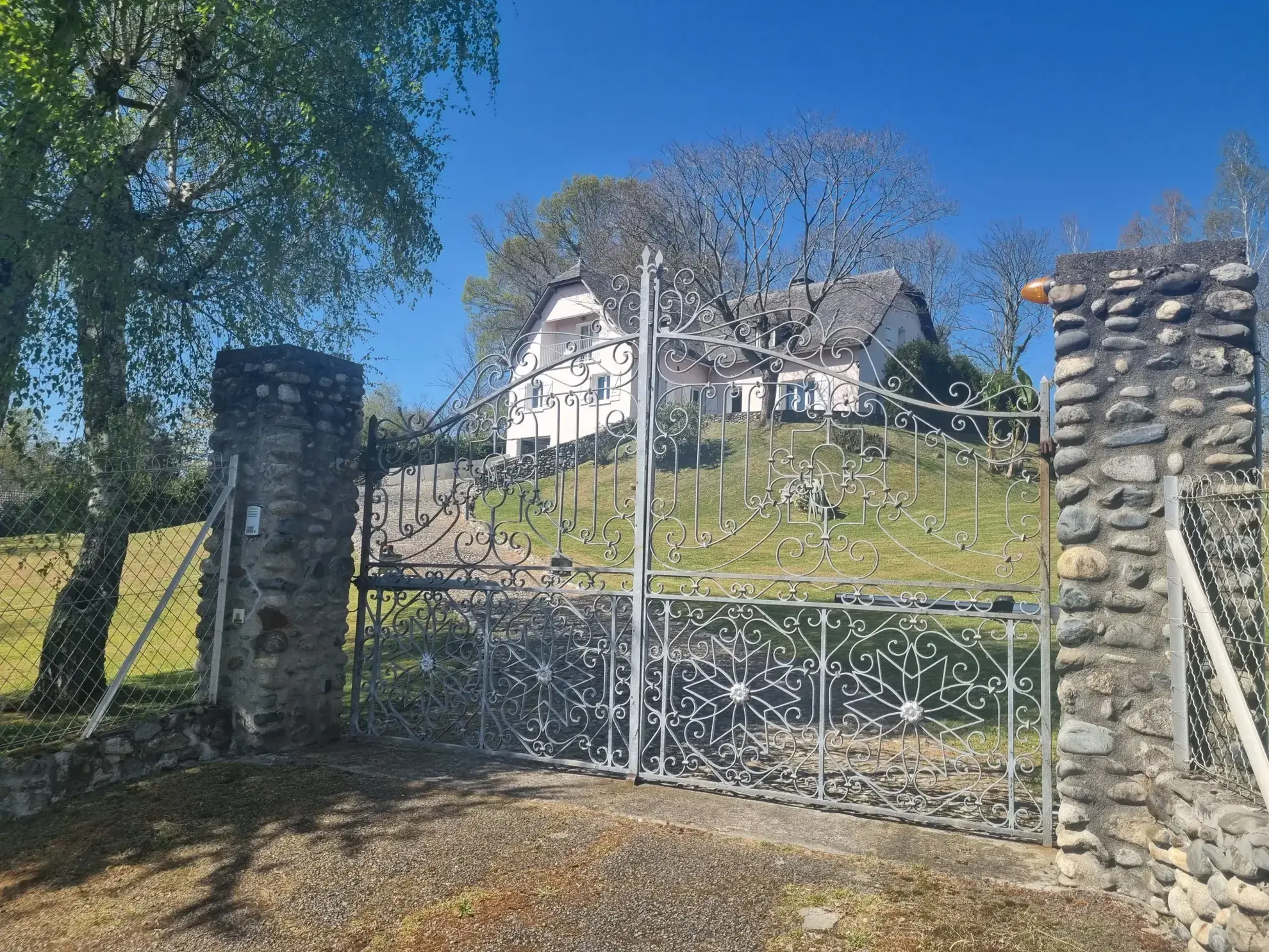 Belle maison avec vue montagne à Poueyferré proche Lourdes