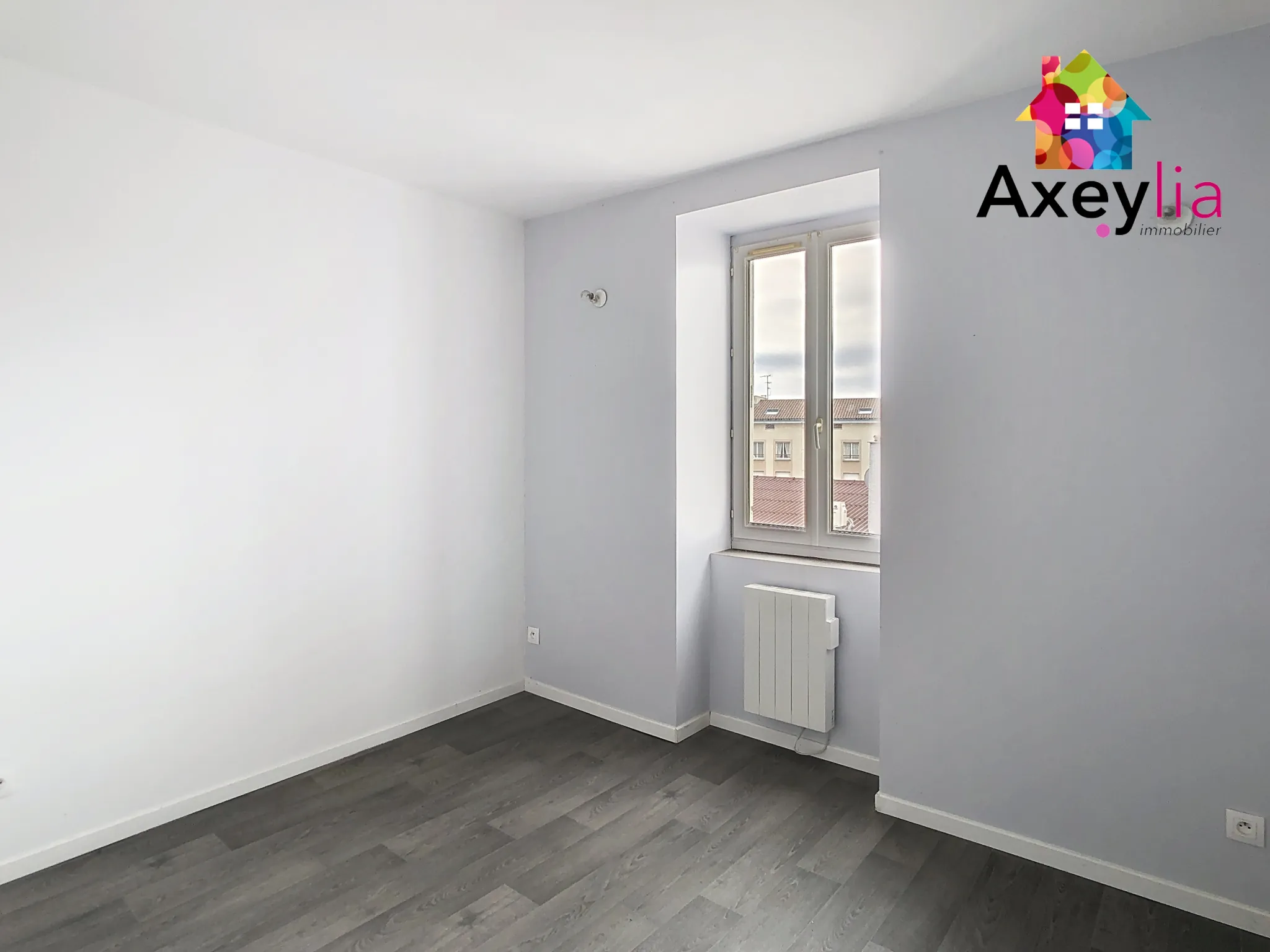 Immeuble ancien avec locaux commerciaux et appartements à Renaison proche Roanne 