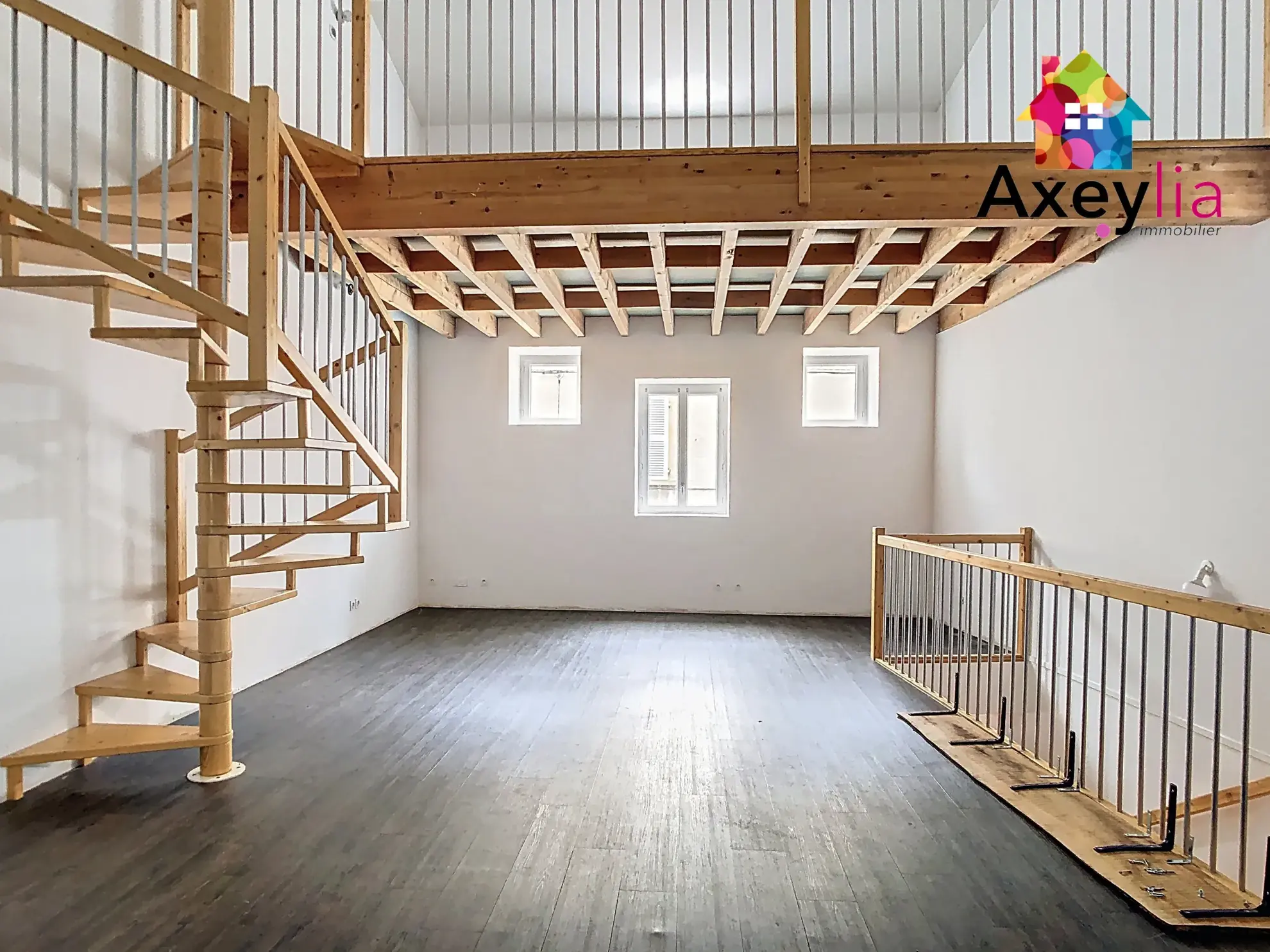 Immeuble ancien avec locaux commerciaux et appartements à Renaison proche Roanne 