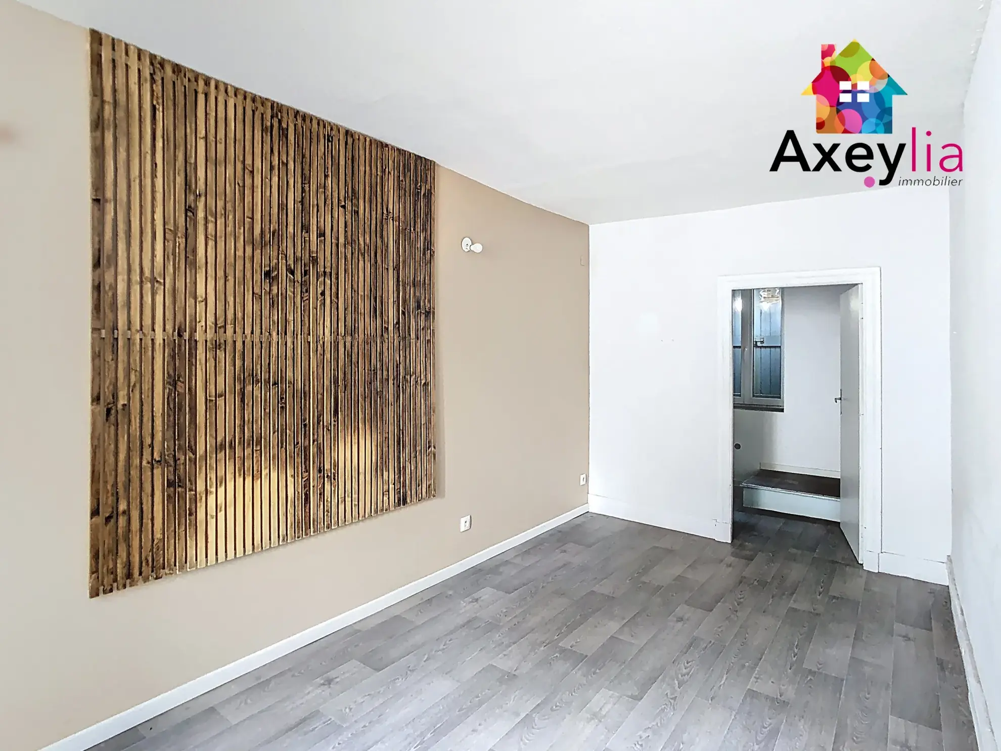 Immeuble ancien avec locaux commerciaux et appartements à Renaison proche Roanne 