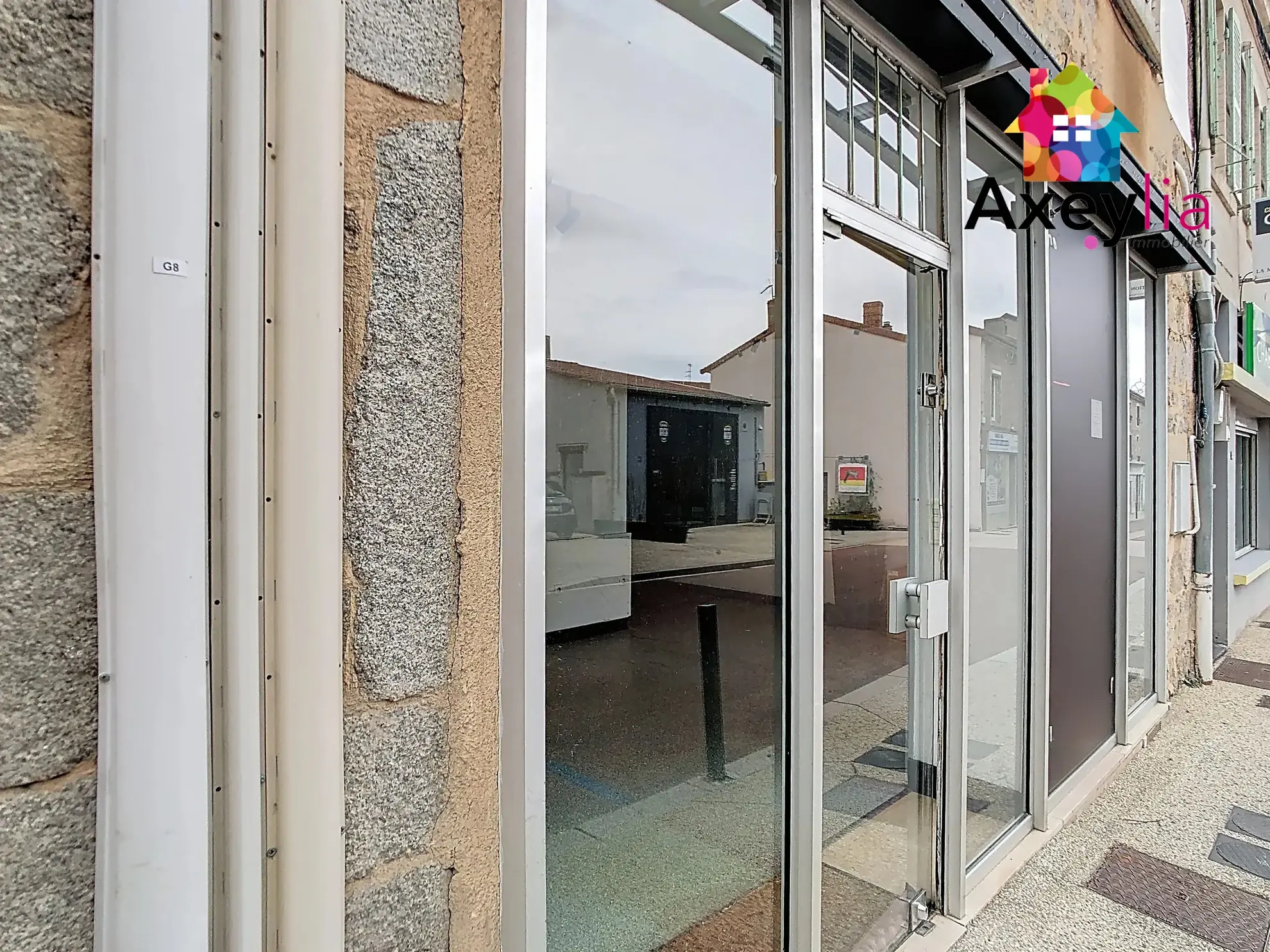 Immeuble ancien avec locaux commerciaux et appartements à Renaison proche Roanne 