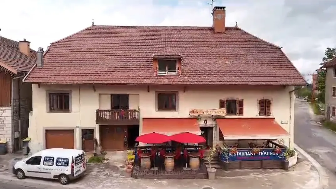 Fonds de commerce restaurant à Bonnevaux (Jura) avec grande capacité