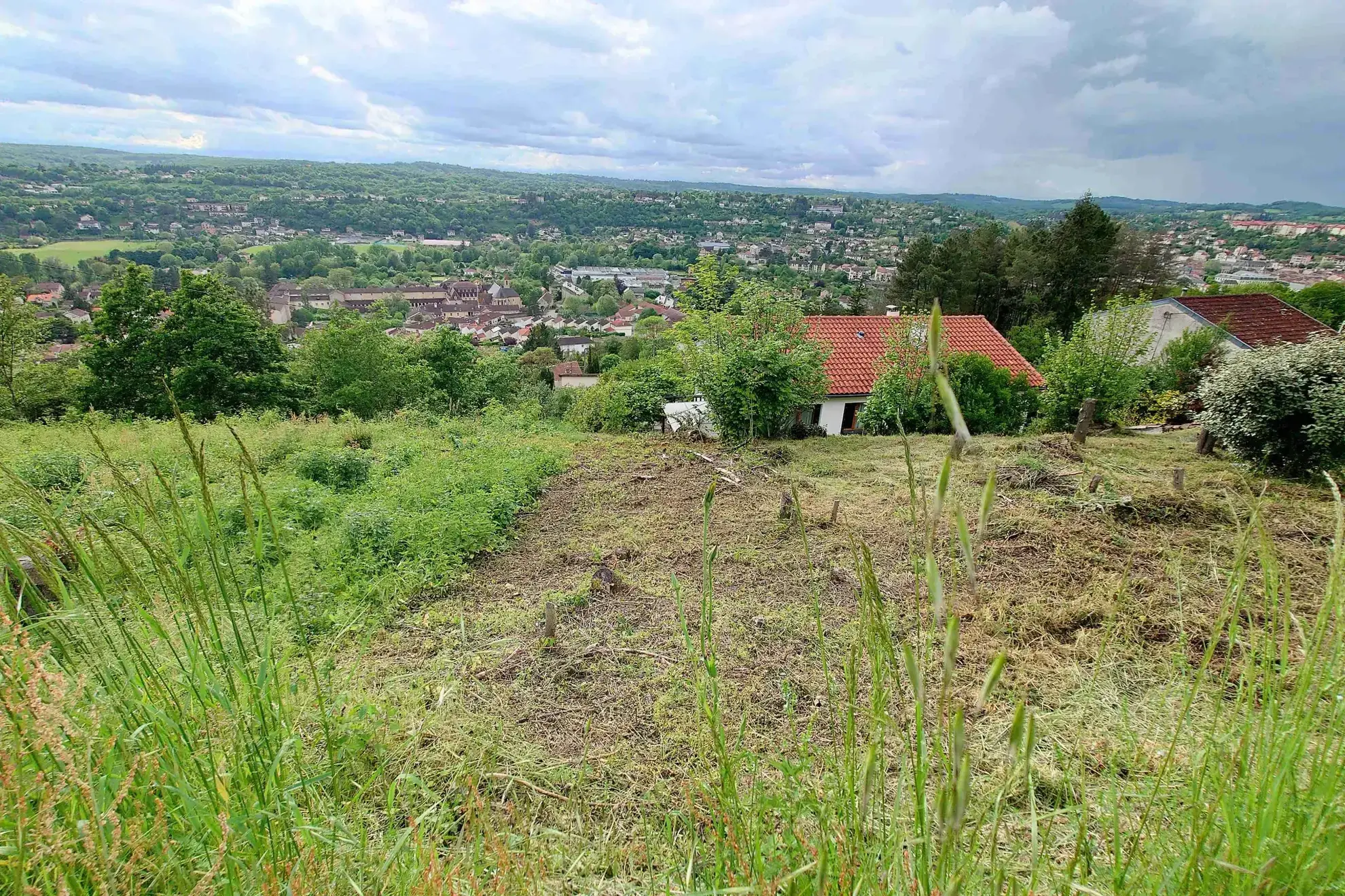 Terrain constructible à Villefranche de Rouergue avec vue panoramique et réseaux en bordure 