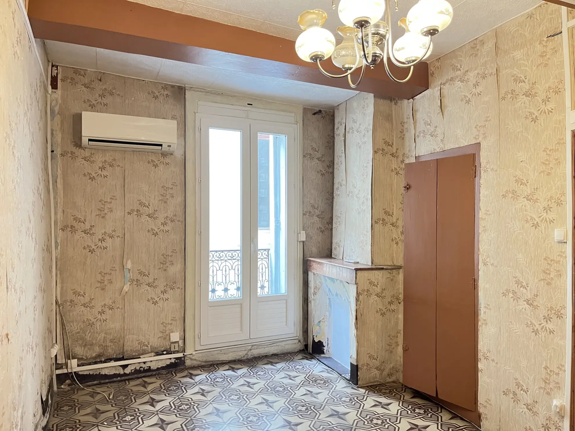 Maison à rénover à Gignac (34150) avec caves, combles et terrasse - Potentiel d'aménagement 