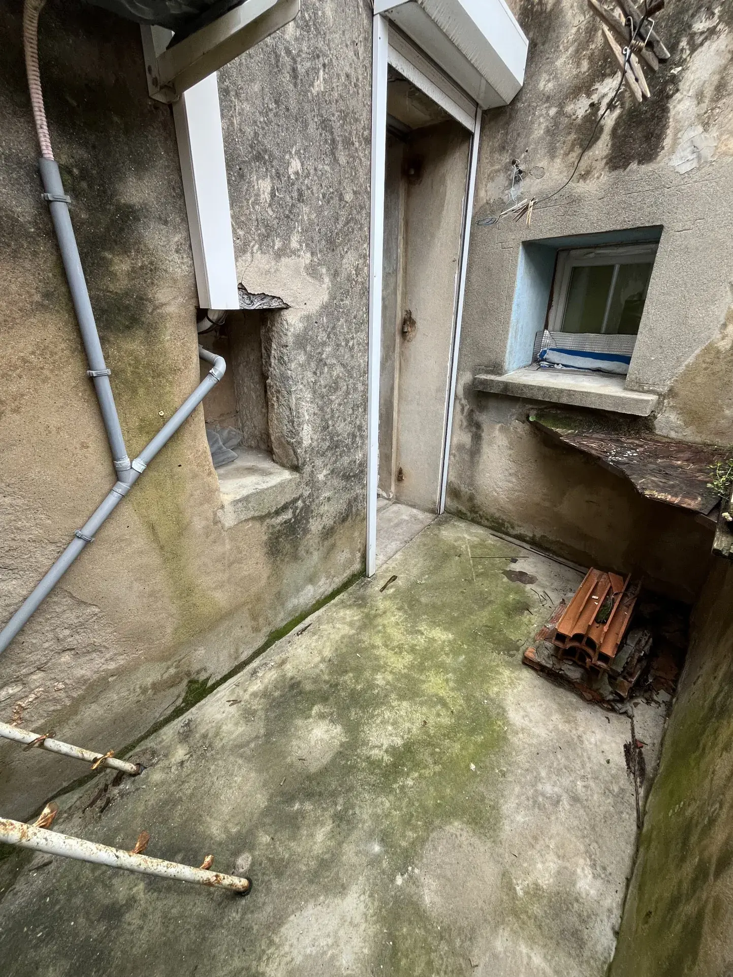 Maison à rénover à Gignac (34150) avec caves, combles et terrasse - Potentiel d'aménagement 