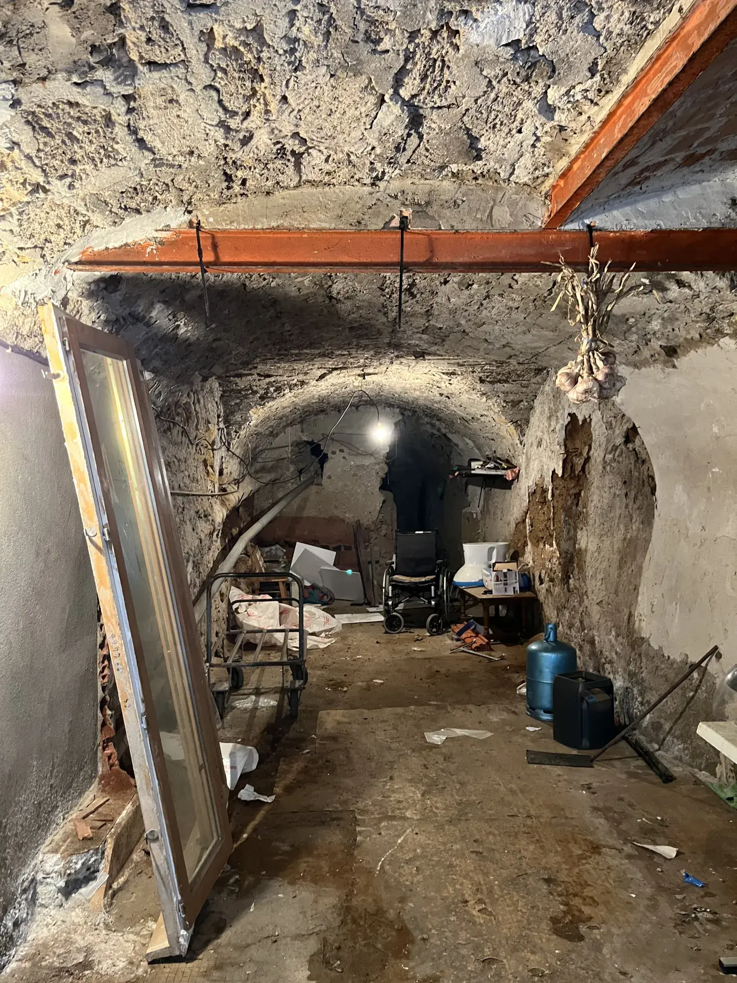 Maison à rénover à Gignac (34150) avec caves, combles et terrasse - Potentiel d'aménagement 