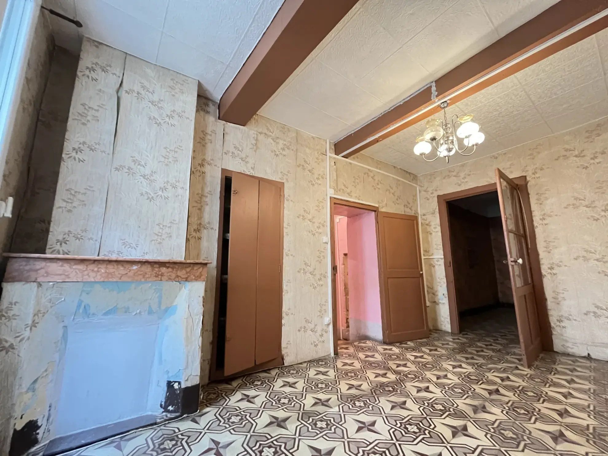 Maison à rénover à Gignac (34150) avec caves, combles et terrasse - Potentiel d'aménagement 