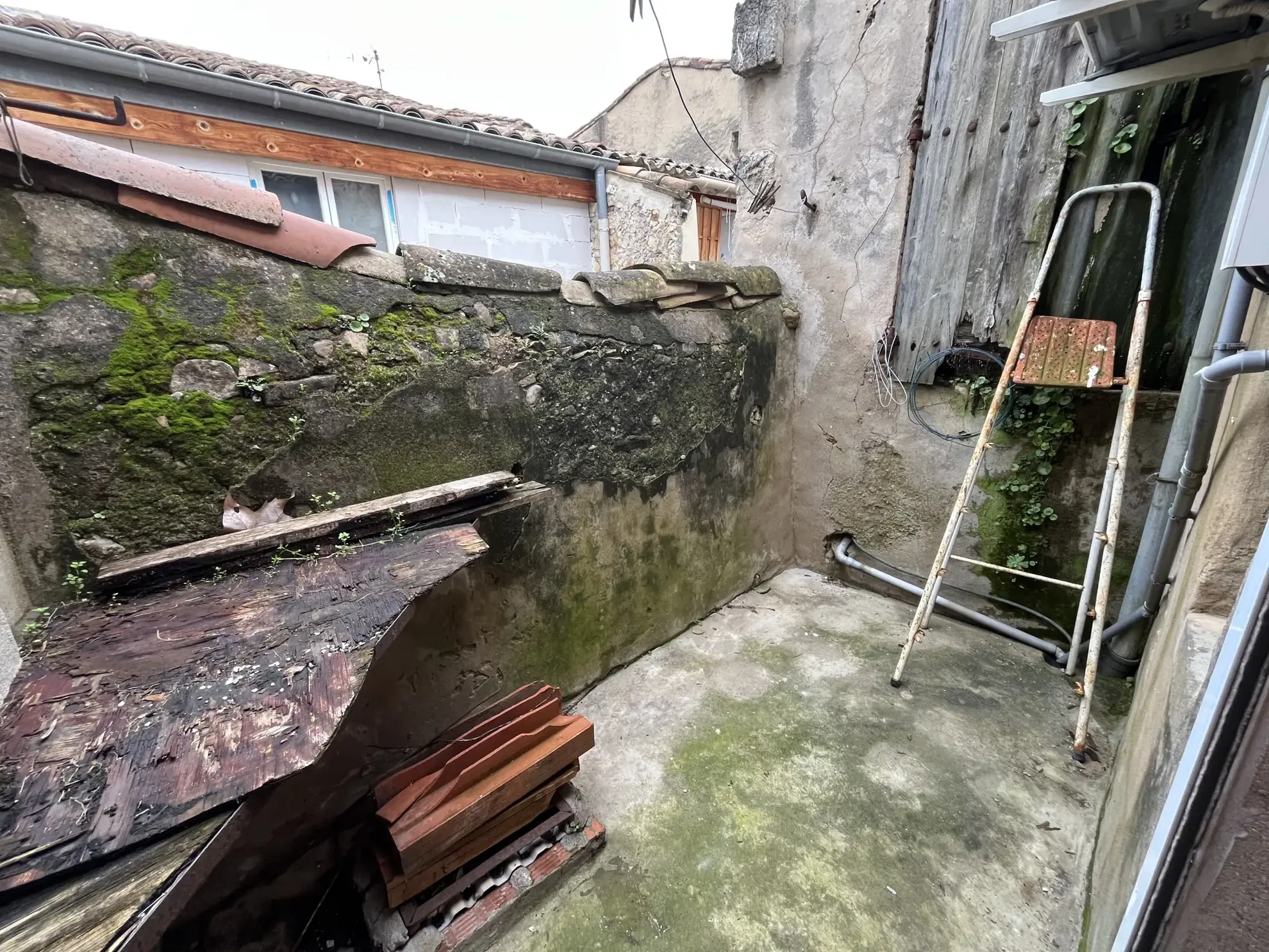 Maison à rénover à Gignac (34150) avec caves, combles et terrasse - Potentiel d'aménagement 