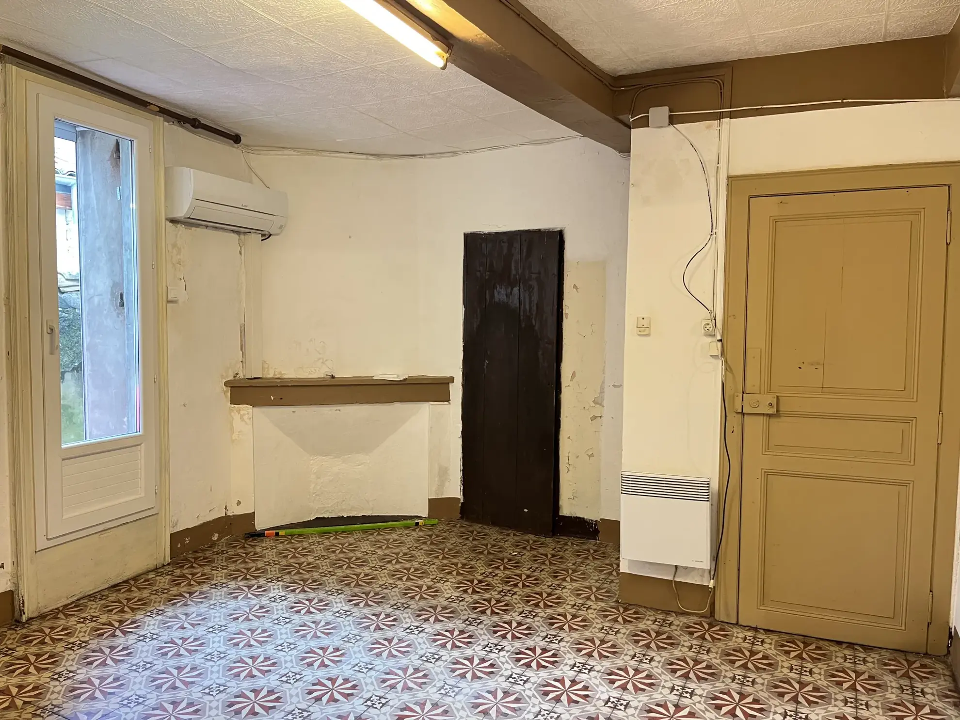 Maison à rénover à Gignac (34150) avec caves, combles et terrasse - Potentiel d'aménagement 