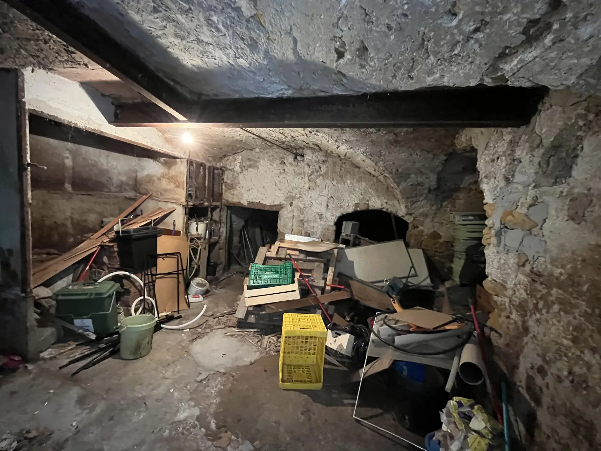 Maison à rénover à Gignac (34150) avec caves, combles et terrasse - Potentiel d'aménagement 