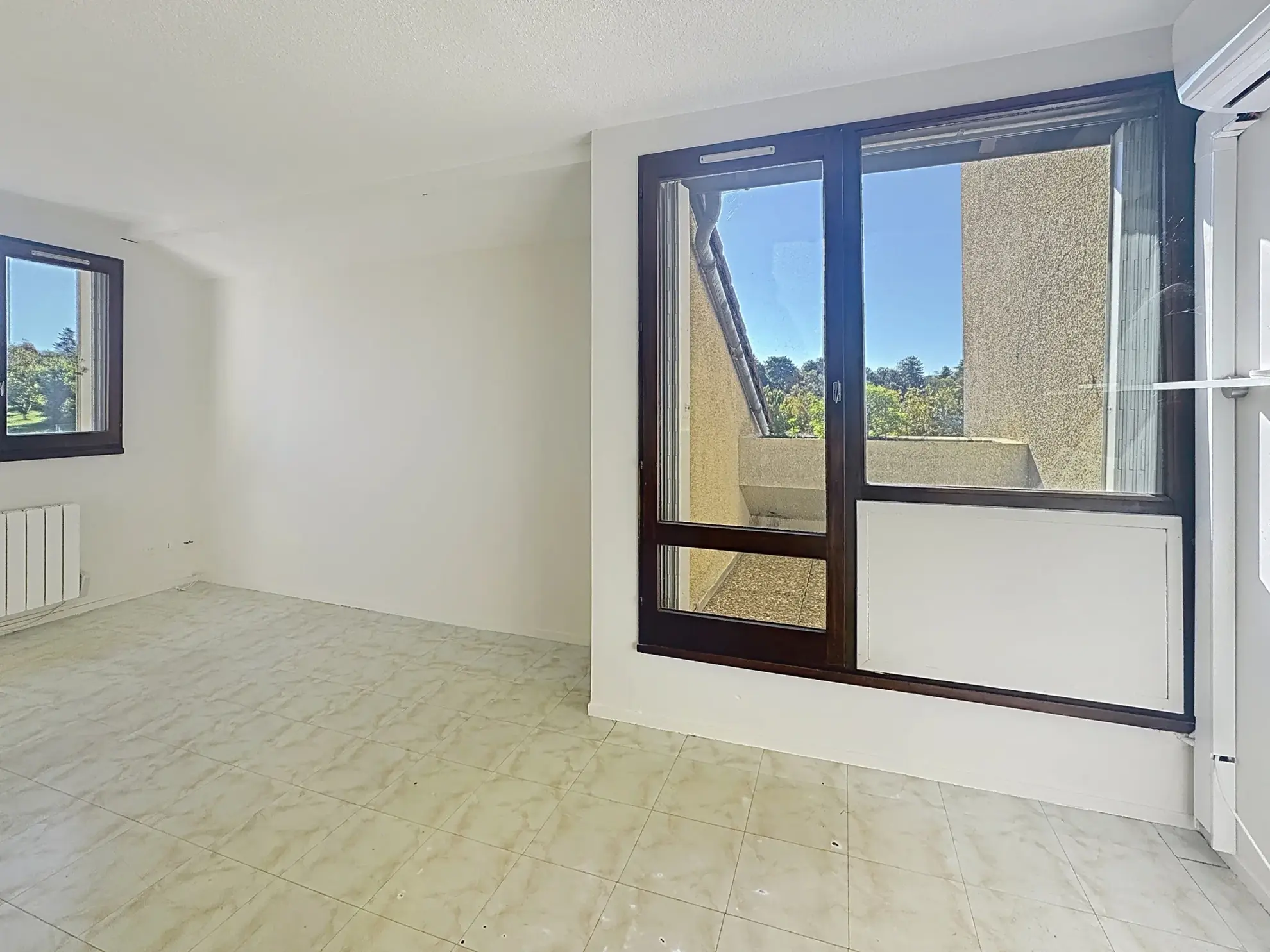 Studio de 33 m² à vendre à St Genis Laval avec parking et cave 