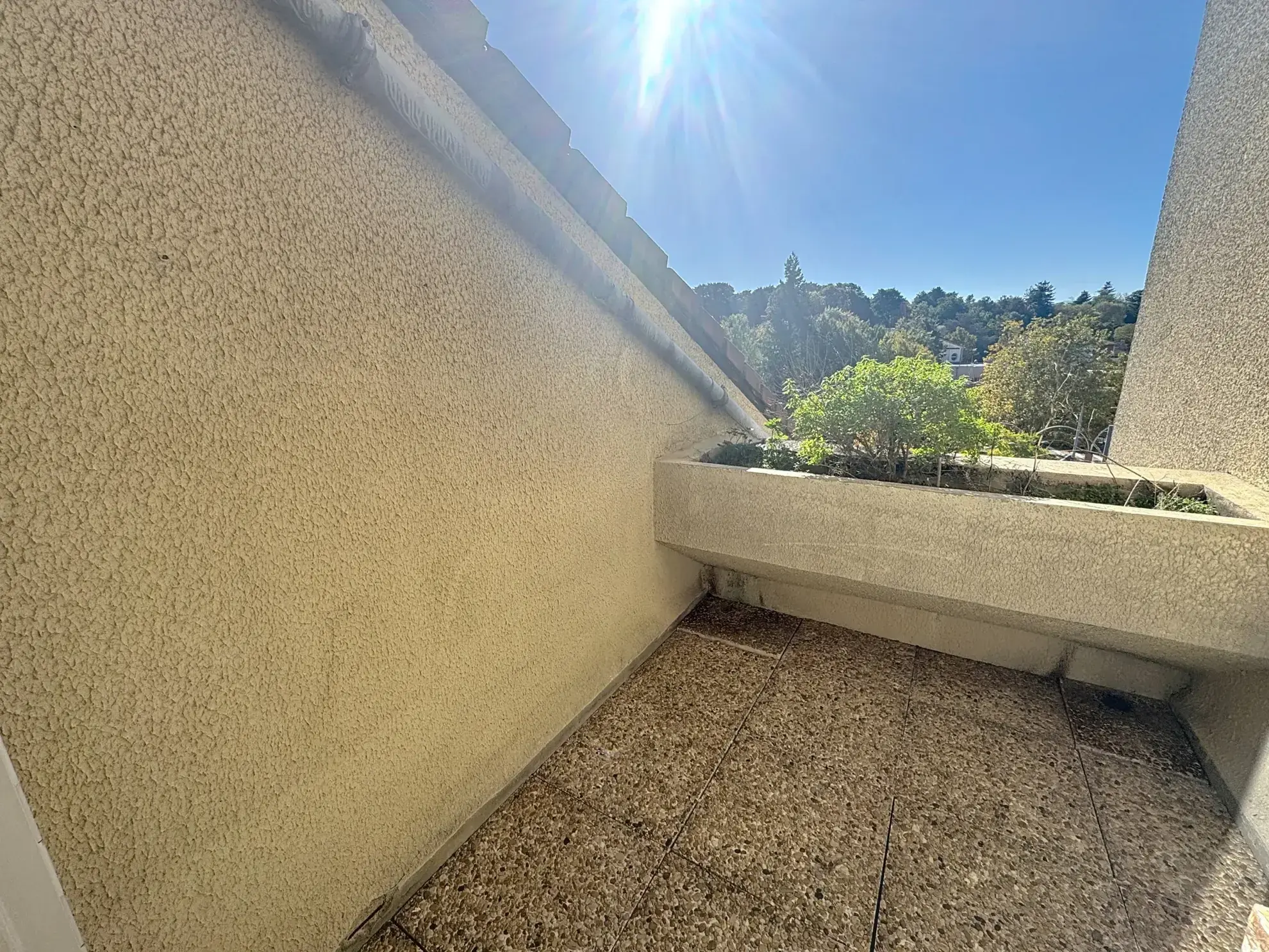 Studio de 33 m² à vendre à St Genis Laval avec parking et cave 