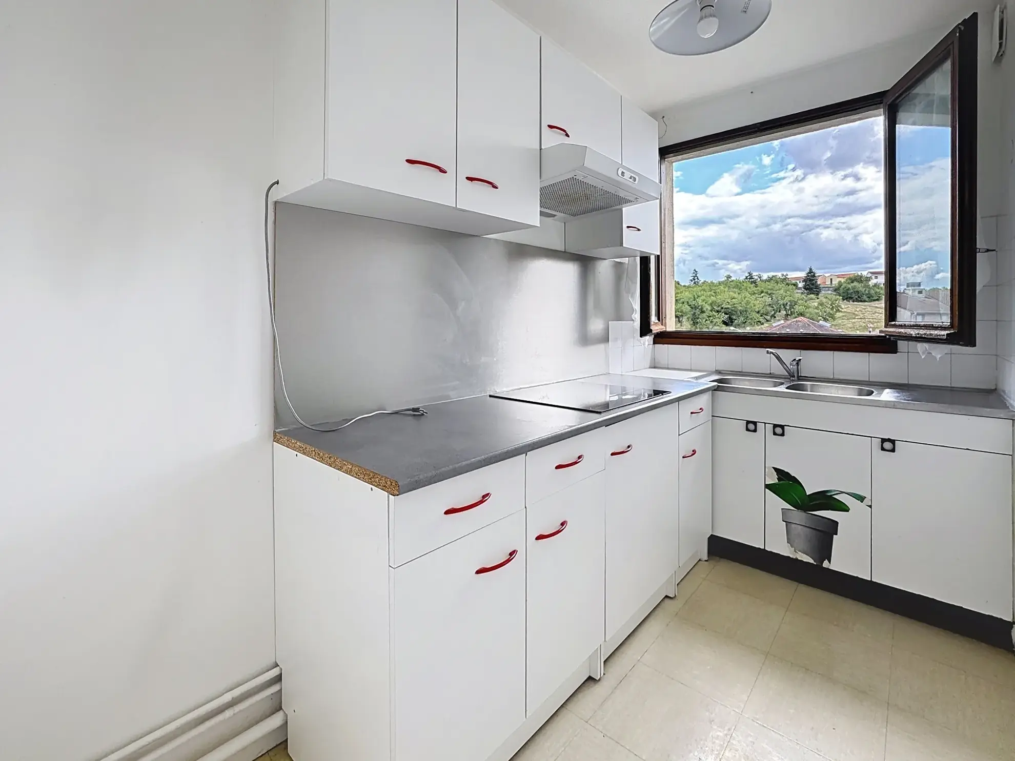 Studio de 33 m² à vendre à St Genis Laval avec parking et cave 