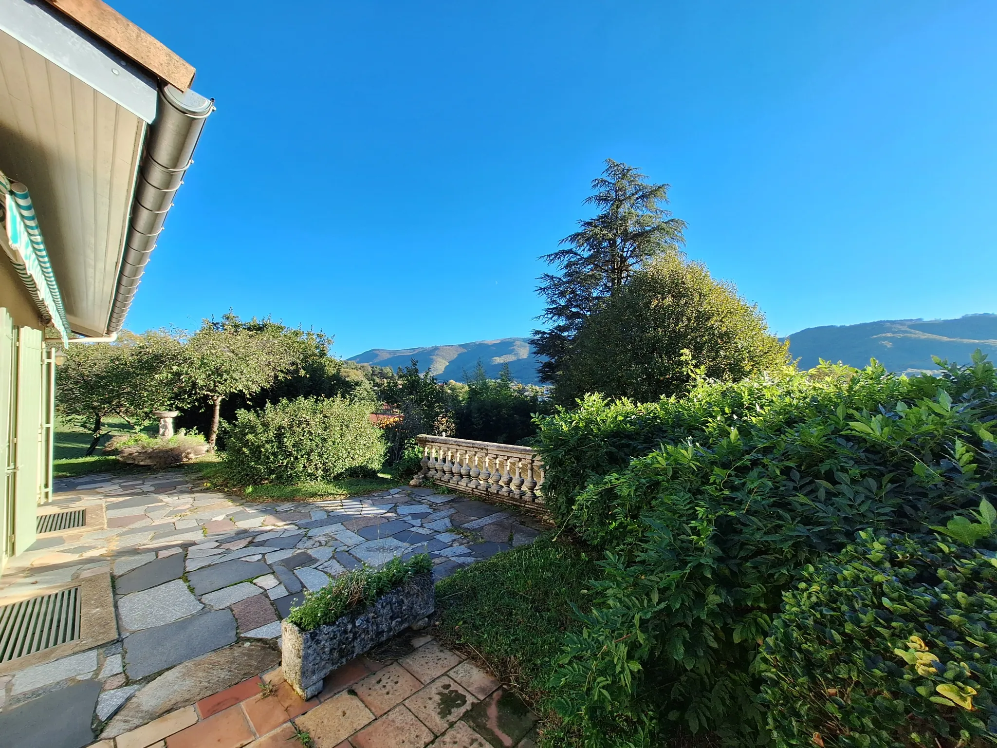 Villa avec vue montagne, sous-sol complet et jardin à Pont de l'Arn