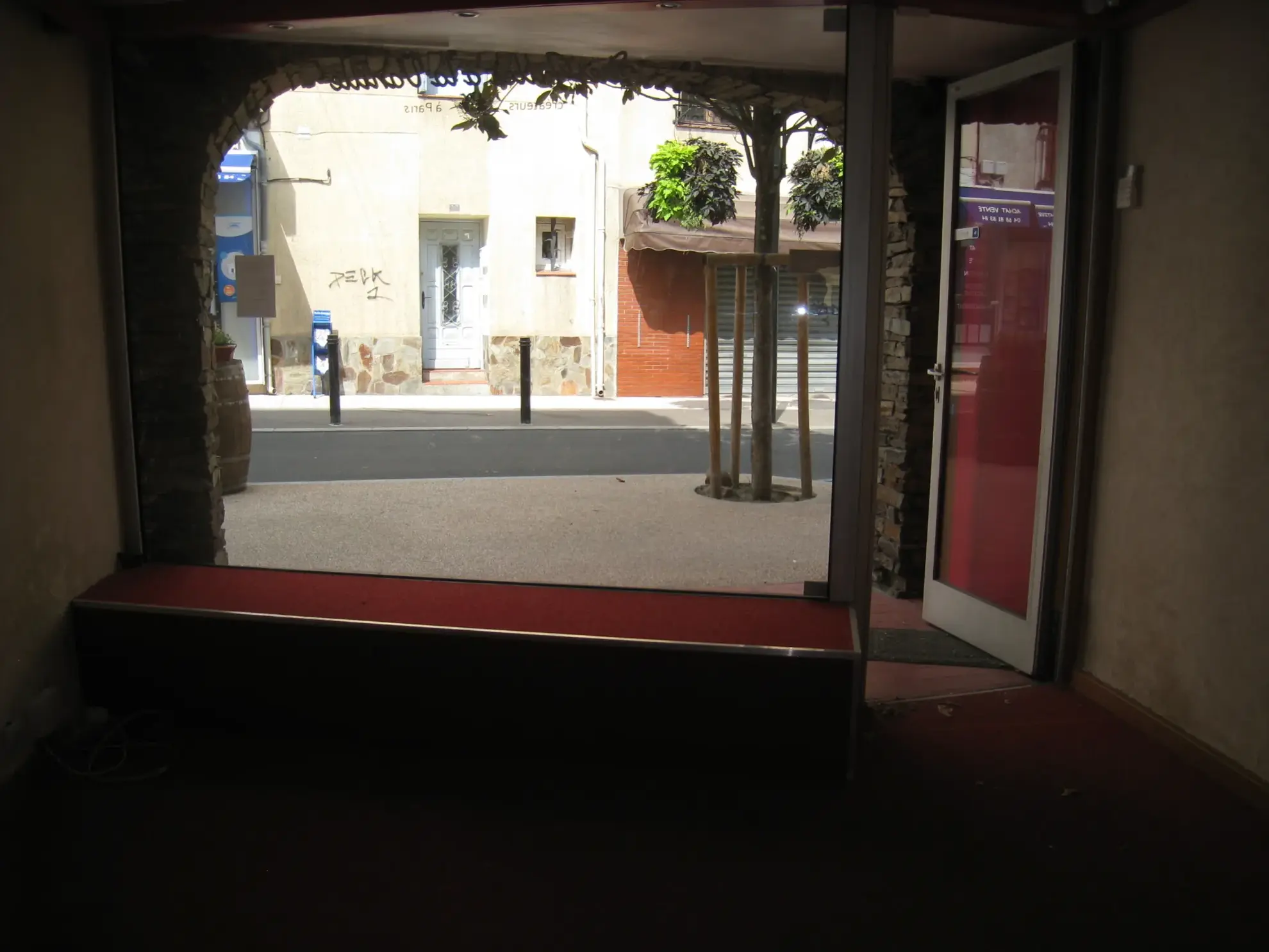 Local commercial vacant à Argèles-sur-Mer avec vitrine et espace à rénover
