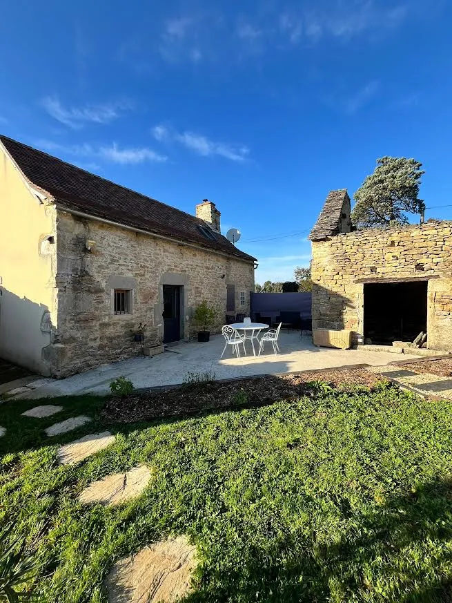 Charmante maison en pierre avec dépendances, piscine et terrain à Vailhourles
