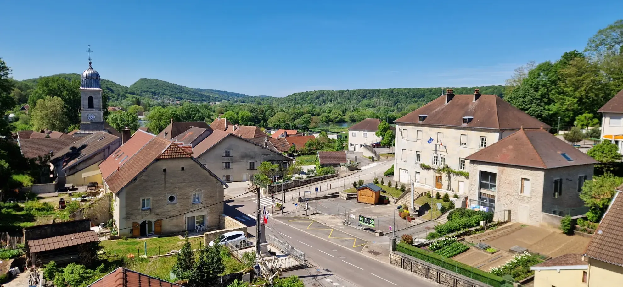 Appartement duplex de 76 m² avec garage aménagé à Avanne-Aveney 