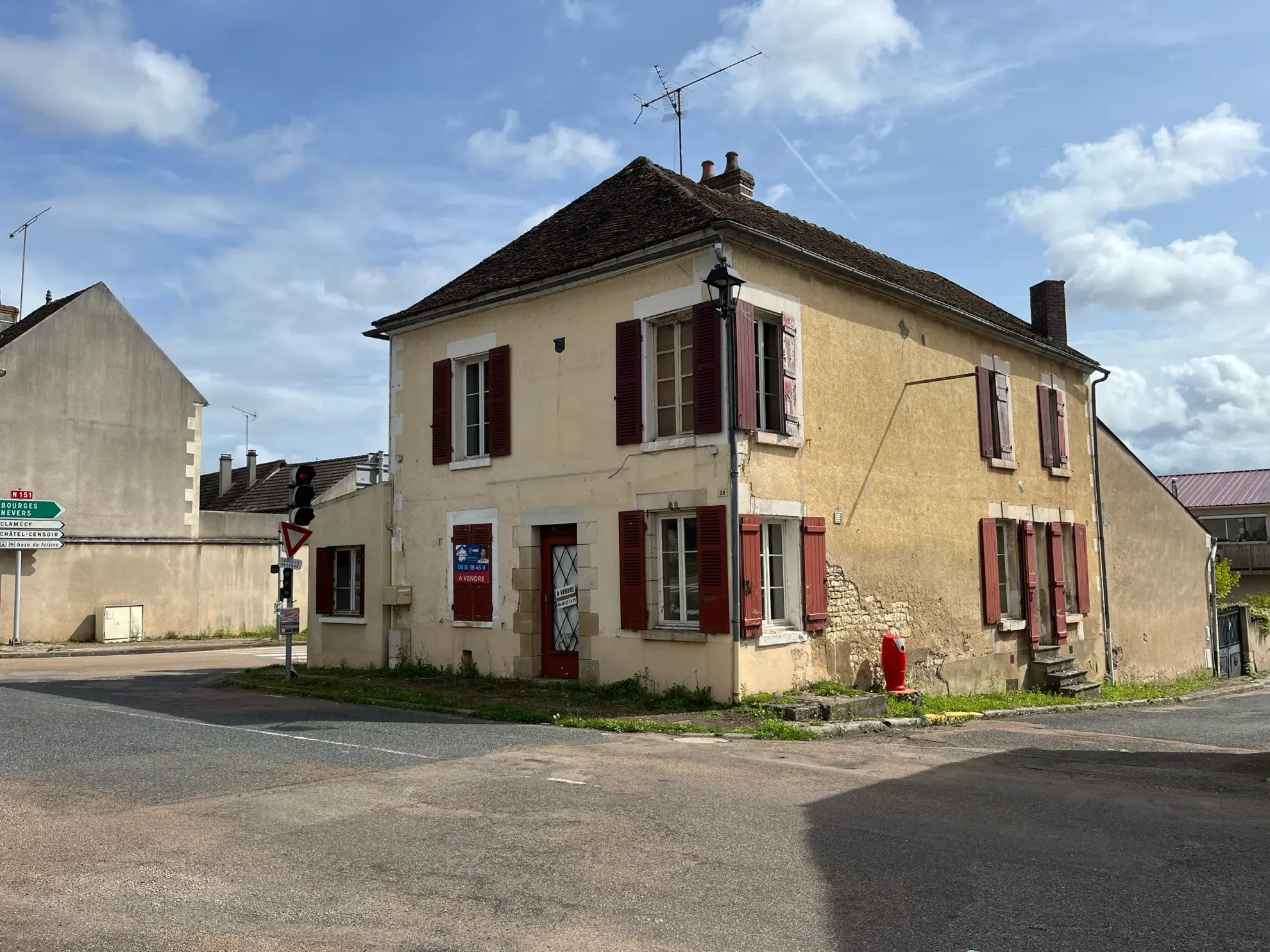 Ancien restaurant avec potentiel d'aménagement à Coulanges-sur-Yonne, proche Clamecy et Auxerre