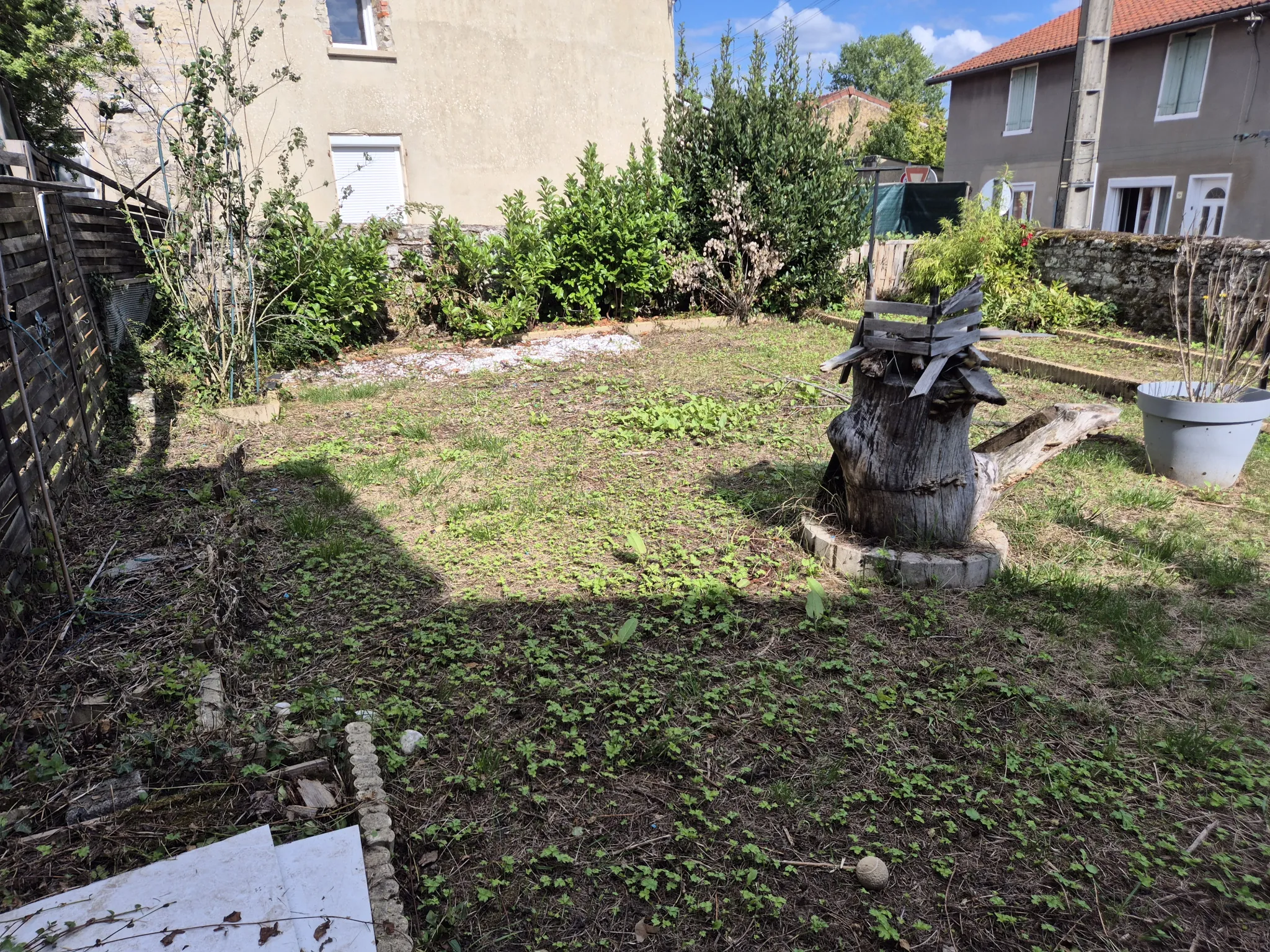 Maison de village de 82m² avec jardin et dépendances à Roches sur Marne 