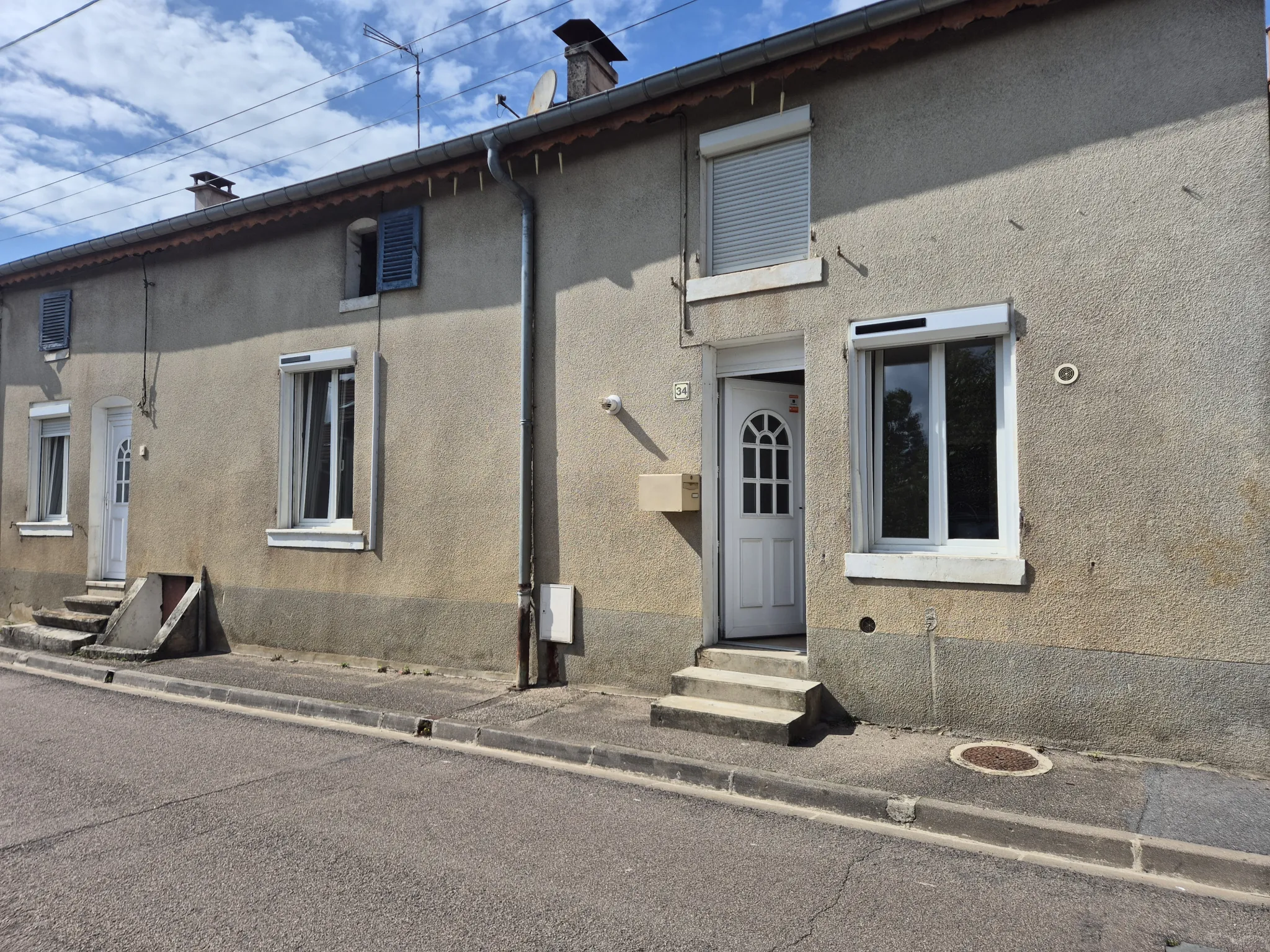 Maison de village de 82m² avec jardin et dépendances à Roches sur Marne